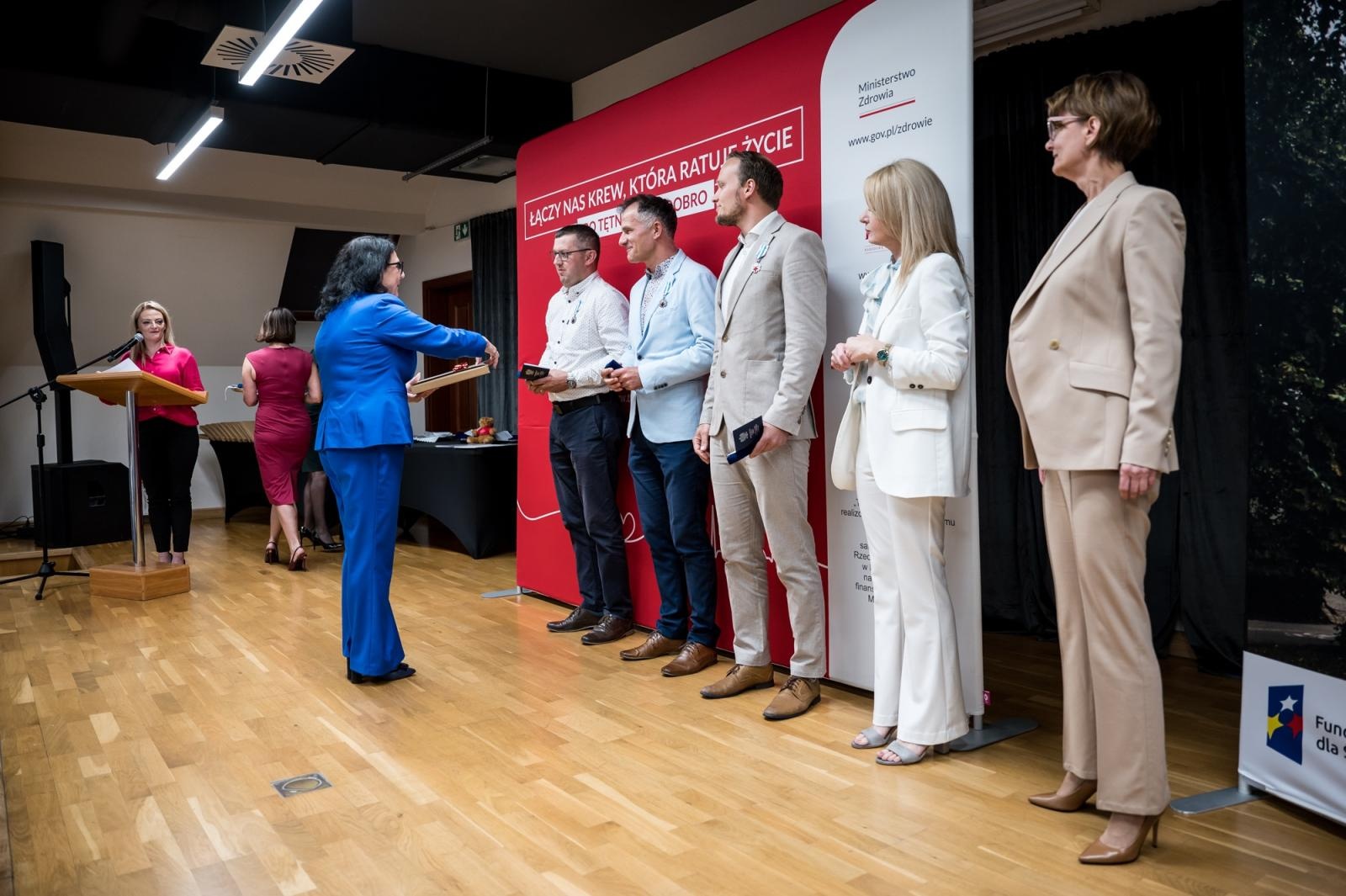Zdjęcie w galerii na portalu naszraciborz.pl: Zasłużeni krwiodawcy uhonorowani na Zamku Piastowskim w Raciborzu wiadomości z regionu