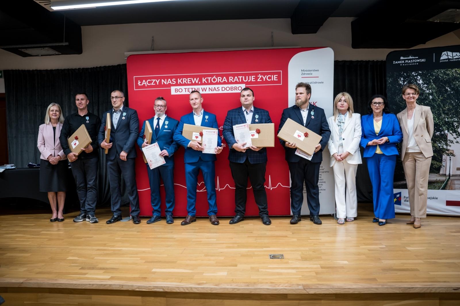 Zdjęcie w galerii na portalu naszraciborz.pl: Zasłużeni krwiodawcy uhonorowani na Zamku Piastowskim w Raciborzu wiadomości z regionu