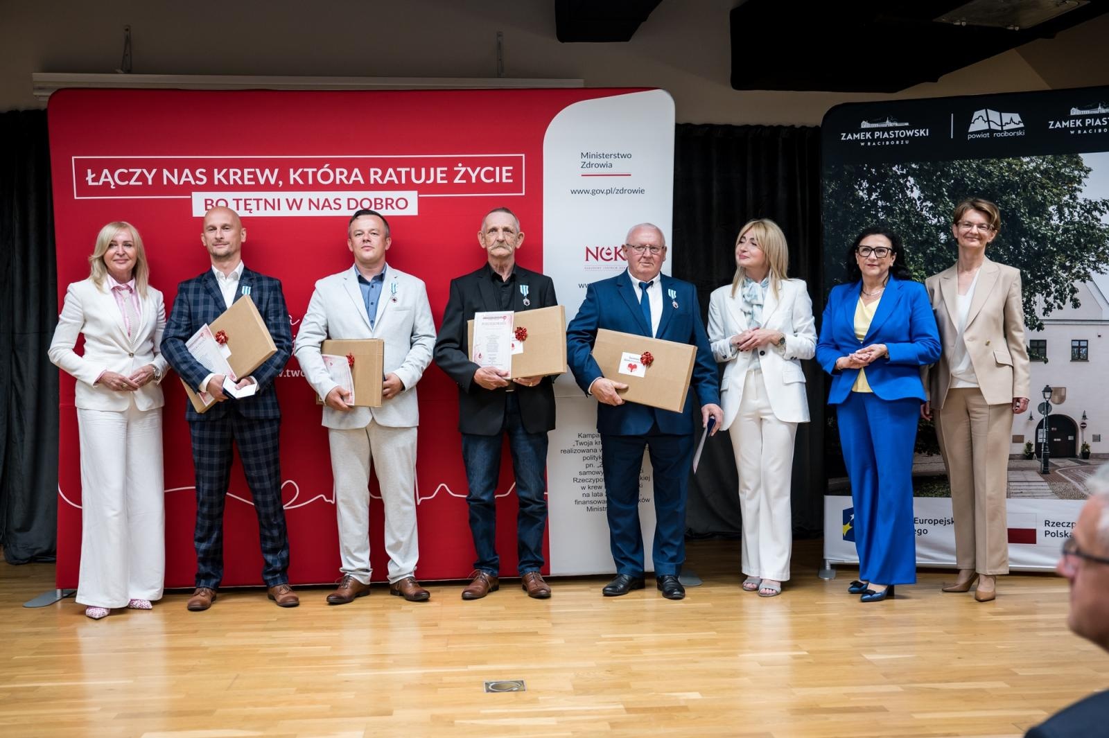 Zdjęcie w galerii na portalu naszraciborz.pl: Zasłużeni krwiodawcy uhonorowani na Zamku Piastowskim w Raciborzu wiadomości z regionu