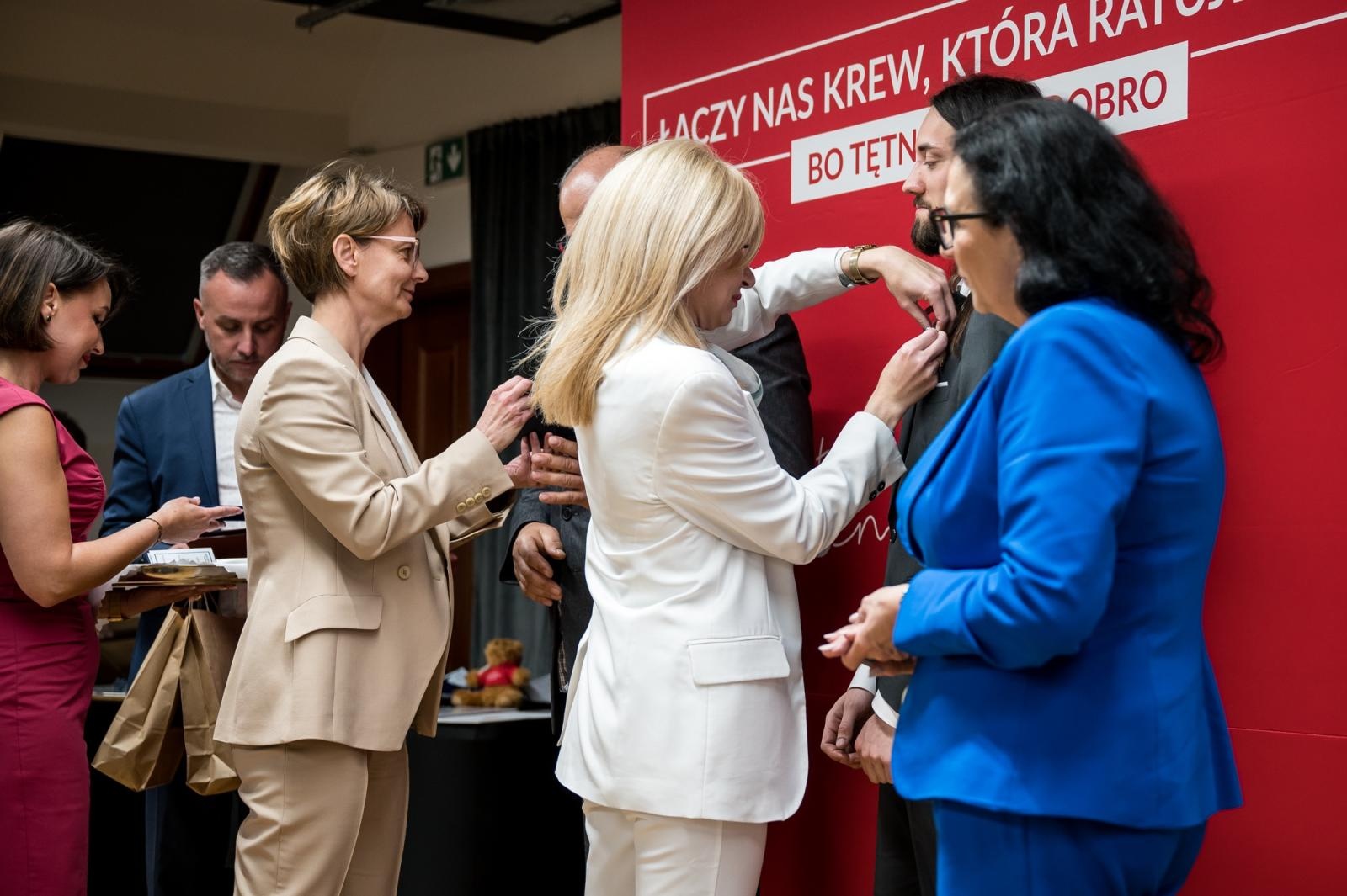 Zdjęcie w galerii na portalu naszraciborz.pl: Zasłużeni krwiodawcy uhonorowani na Zamku Piastowskim w Raciborzu wiadomości z regionu