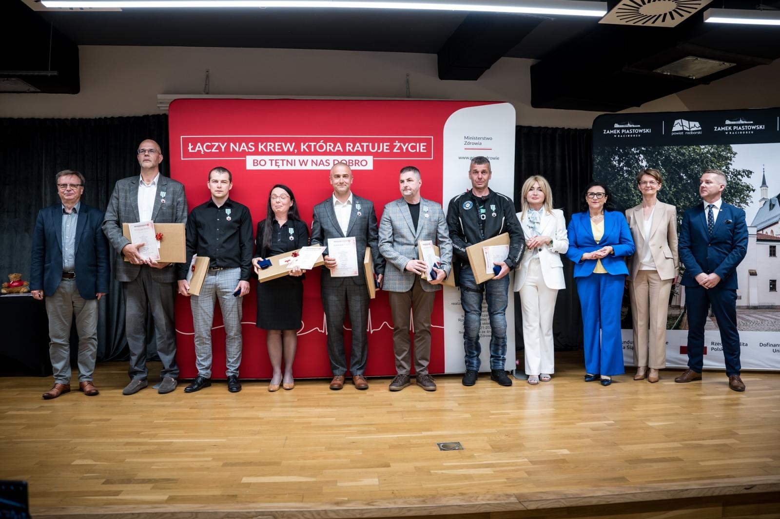 Zdjęcie w galerii na portalu naszraciborz.pl: Zasłużeni krwiodawcy uhonorowani na Zamku Piastowskim w Raciborzu wiadomości z regionu