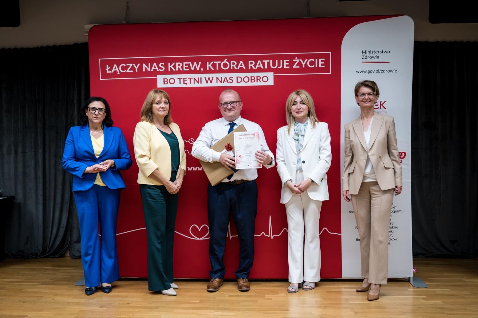 Zdjęcie w galerii na portalu naszraciborz.pl: Zasłużeni krwiodawcy uhonorowani na Zamku Piastowskim w Raciborzu wiadomości z regionu