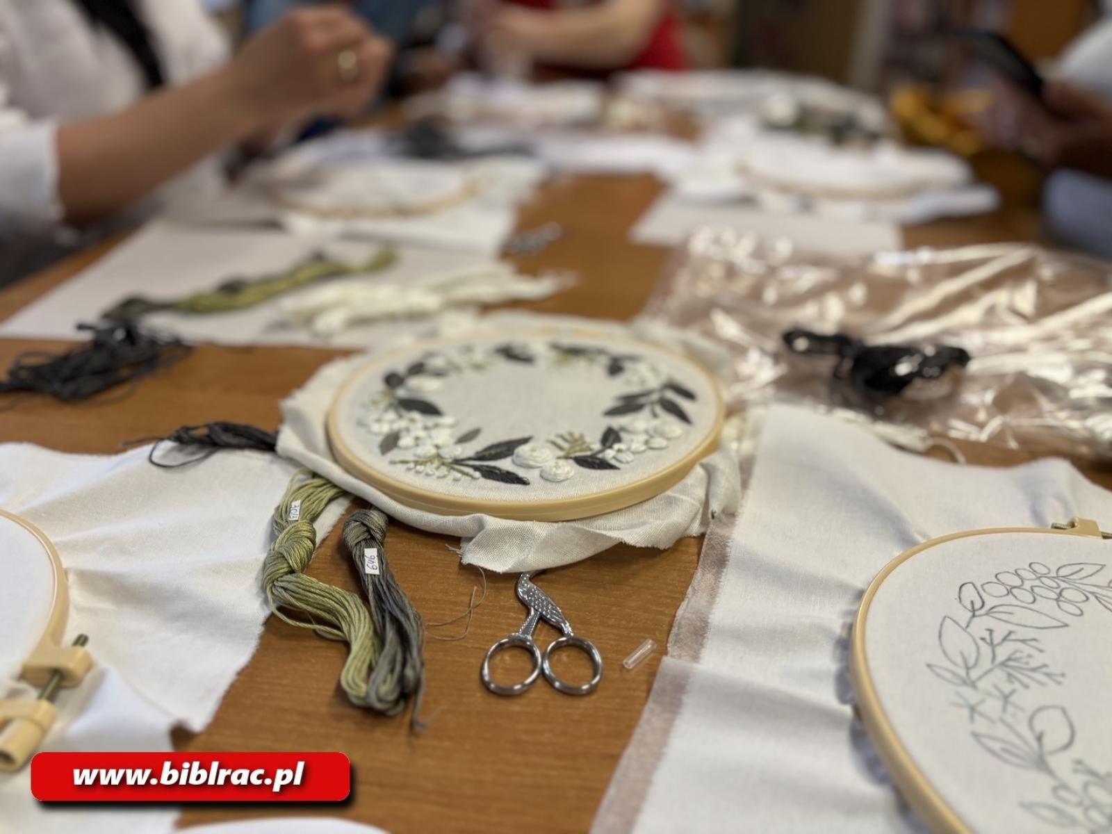 Zdjęcie w galerii na portalu naszraciborz.pl: Haft tamborkowy i szydełkowanie w raciborskiej bibliotece wiadomości z regionu