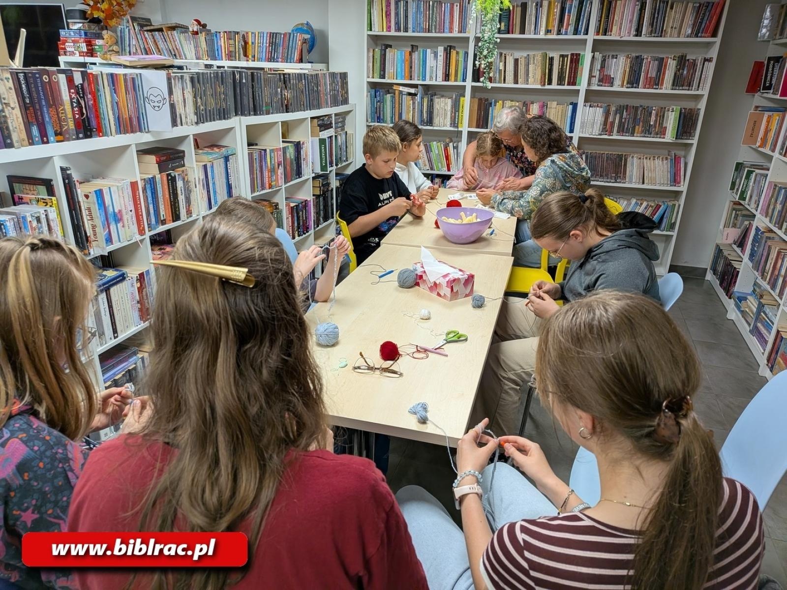Zdjęcie w galerii na portalu naszraciborz.pl: Haft tamborkowy i szydełkowanie w raciborskiej bibliotece wiadomości z regionu