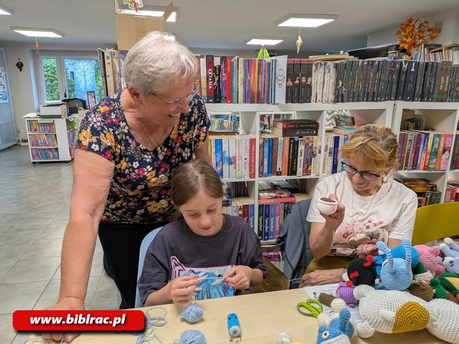 Zdjęcie w galerii na portalu naszraciborz.pl: Haft tamborkowy i szydełkowanie w raciborskiej bibliotece wiadomości z regionu