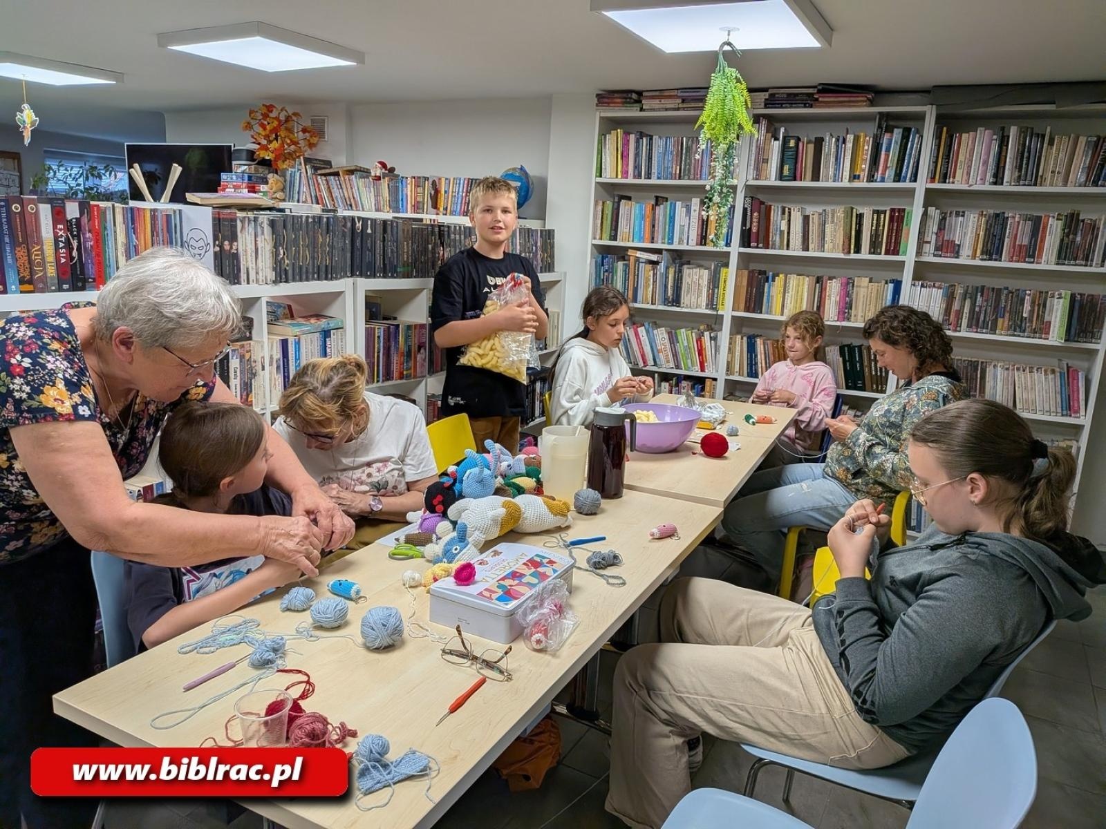 Zdjęcie w galerii na portalu naszraciborz.pl: Haft tamborkowy i szydełkowanie w raciborskiej bibliotece wiadomości z regionu