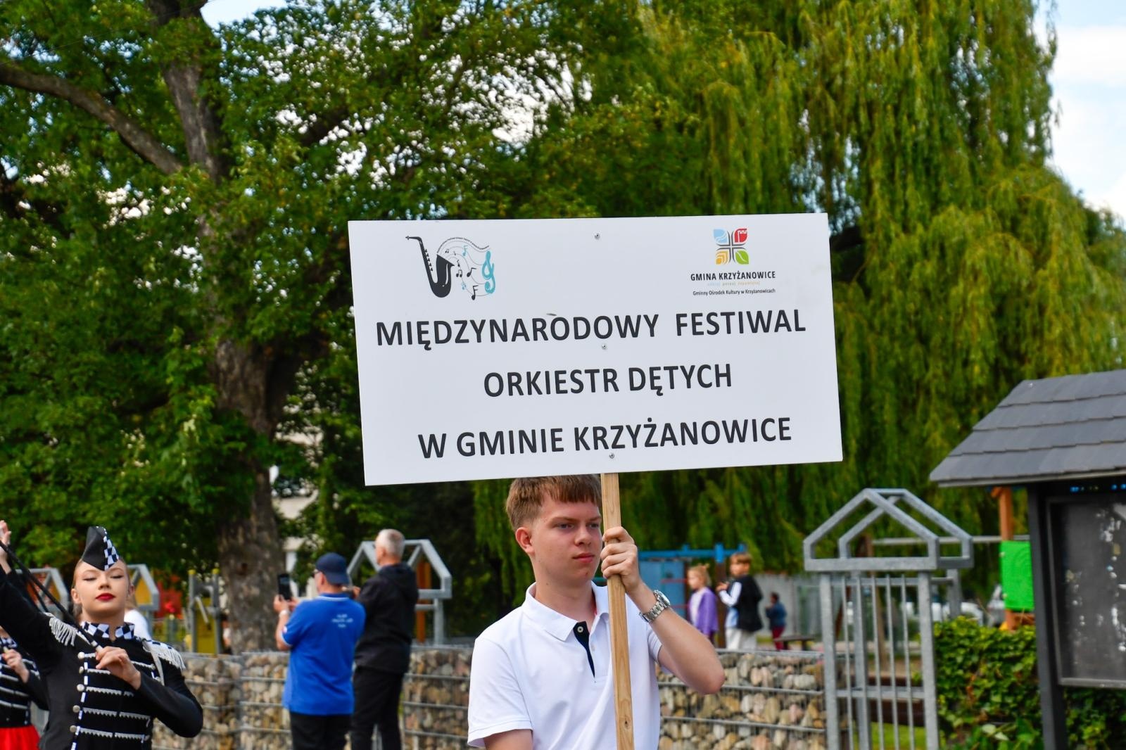 Zdjęcie w galerii na portalu naszraciborz.pl: Powitanie lata pod zamkiem. Orkiestry dęte i młode talenty wystąpiły w Tworkowie wiadomości z regionu