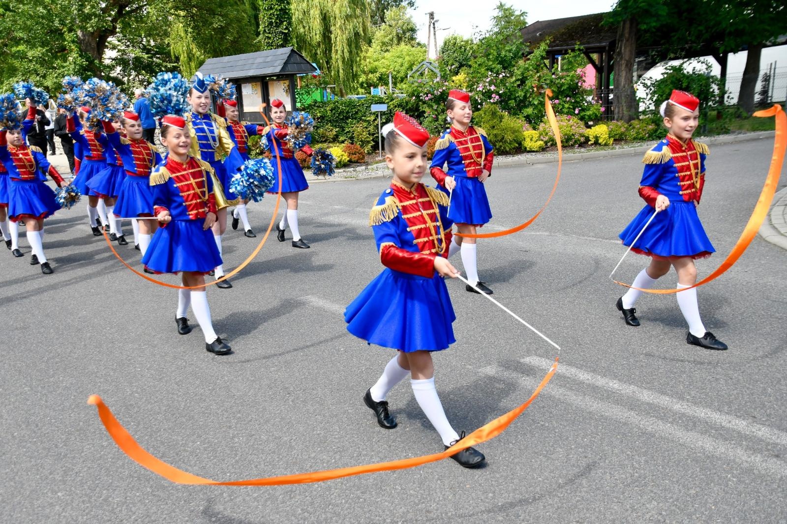 Zdjęcie w galerii na portalu naszraciborz.pl: Powitanie lata pod zamkiem. Orkiestry dęte i młode talenty wystąpiły w Tworkowie wiadomości z regionu