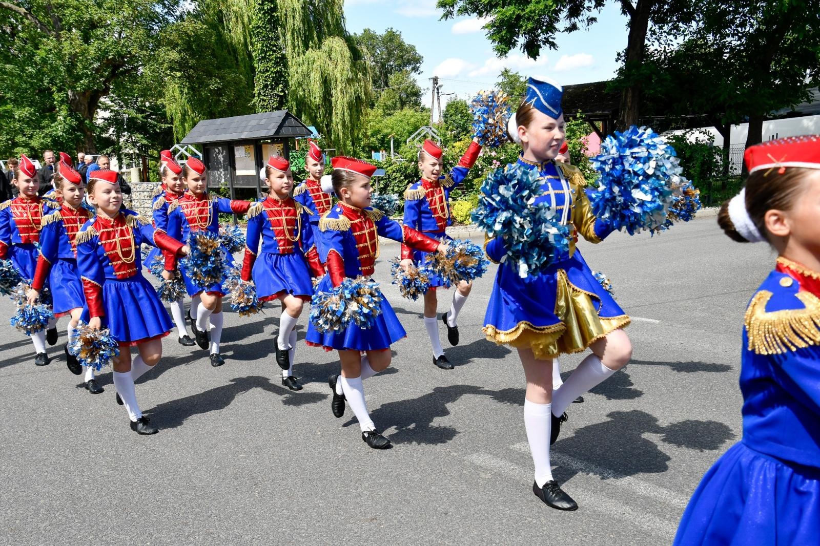 Zdjęcie w galerii na portalu naszraciborz.pl: Powitanie lata pod zamkiem. Orkiestry dęte i młode talenty wystąpiły w Tworkowie wiadomości z regionu