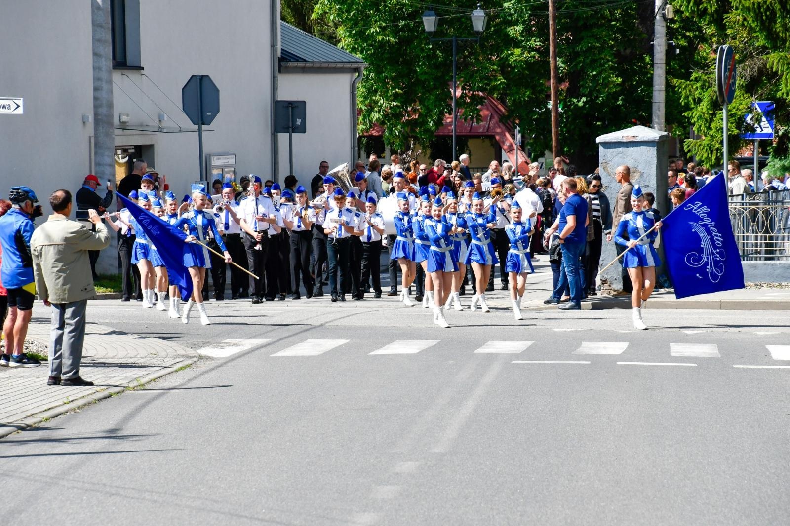 Zdjęcie w galerii na portalu naszraciborz.pl: Powitanie lata pod zamkiem. Orkiestry dęte i młode talenty wystąpiły w Tworkowie wiadomości z regionu