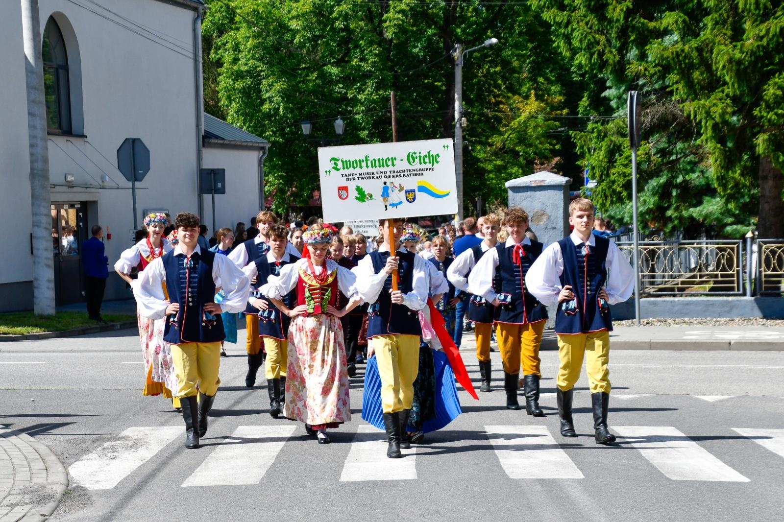 Zdjęcie w galerii na portalu naszraciborz.pl: Powitanie lata pod zamkiem. Orkiestry dęte i młode talenty wystąpiły w Tworkowie wiadomości z regionu