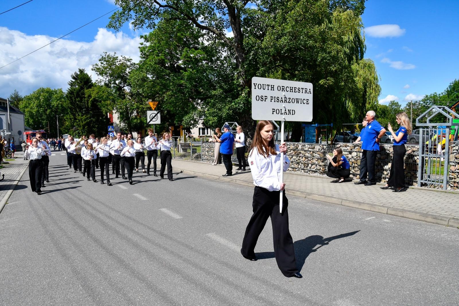 Zdjęcie w galerii na portalu naszraciborz.pl: Powitanie lata pod zamkiem. Orkiestry dęte i młode talenty wystąpiły w Tworkowie wiadomości z regionu