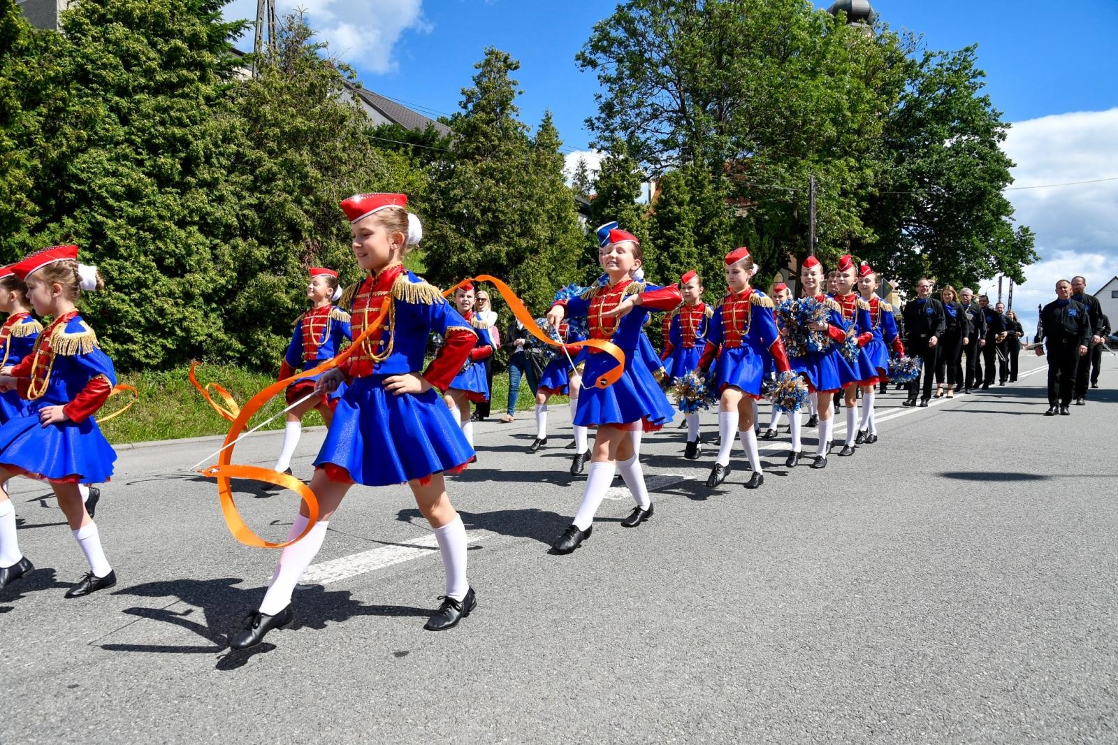 Zdjęcie w galerii na portalu naszraciborz.pl: Powitanie lata pod zamkiem. Orkiestry dęte i młode talenty wystąpiły w Tworkowie wiadomości z regionu