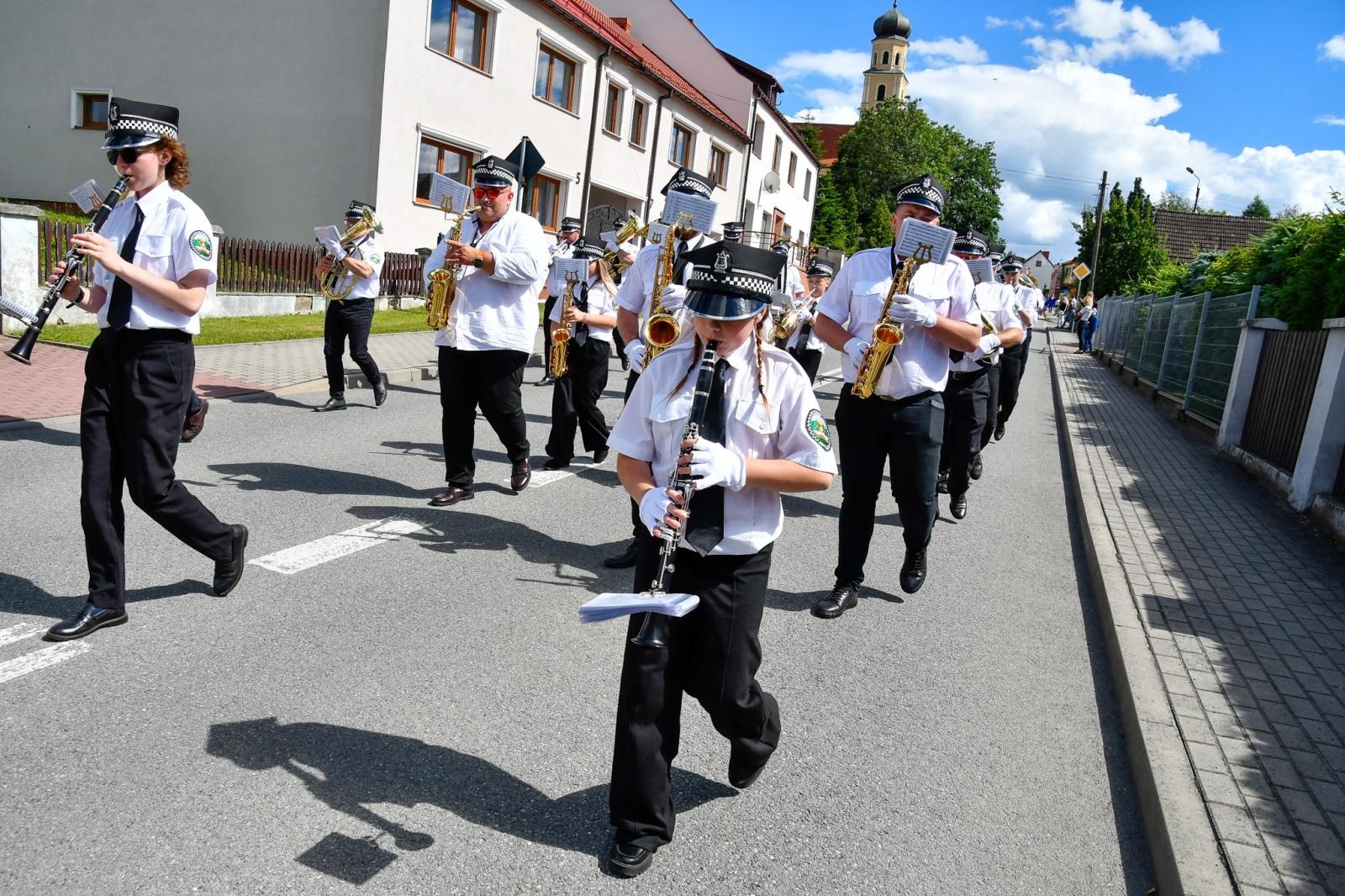 Zdjęcie w galerii na portalu naszraciborz.pl: Powitanie lata pod zamkiem. Orkiestry dęte i młode talenty wystąpiły w Tworkowie wiadomości z regionu