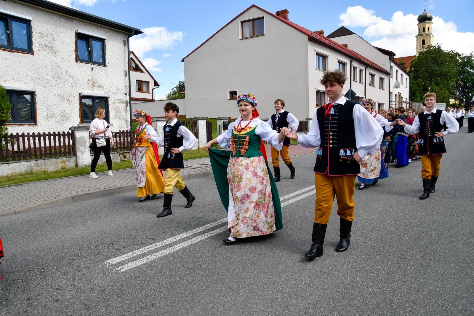 Zdjęcie w galerii na portalu naszraciborz.pl: Powitanie lata pod zamkiem. Orkiestry dęte i młode talenty wystąpiły w Tworkowie wiadomości z regionu