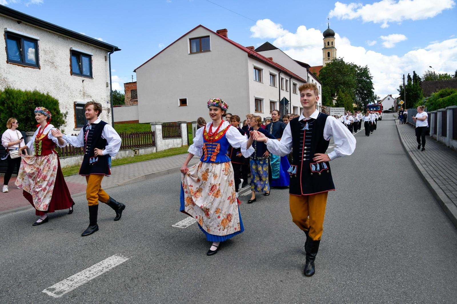 Zdjęcie w galerii na portalu naszraciborz.pl: Powitanie lata pod zamkiem. Orkiestry dęte i młode talenty wystąpiły w Tworkowie wiadomości z regionu