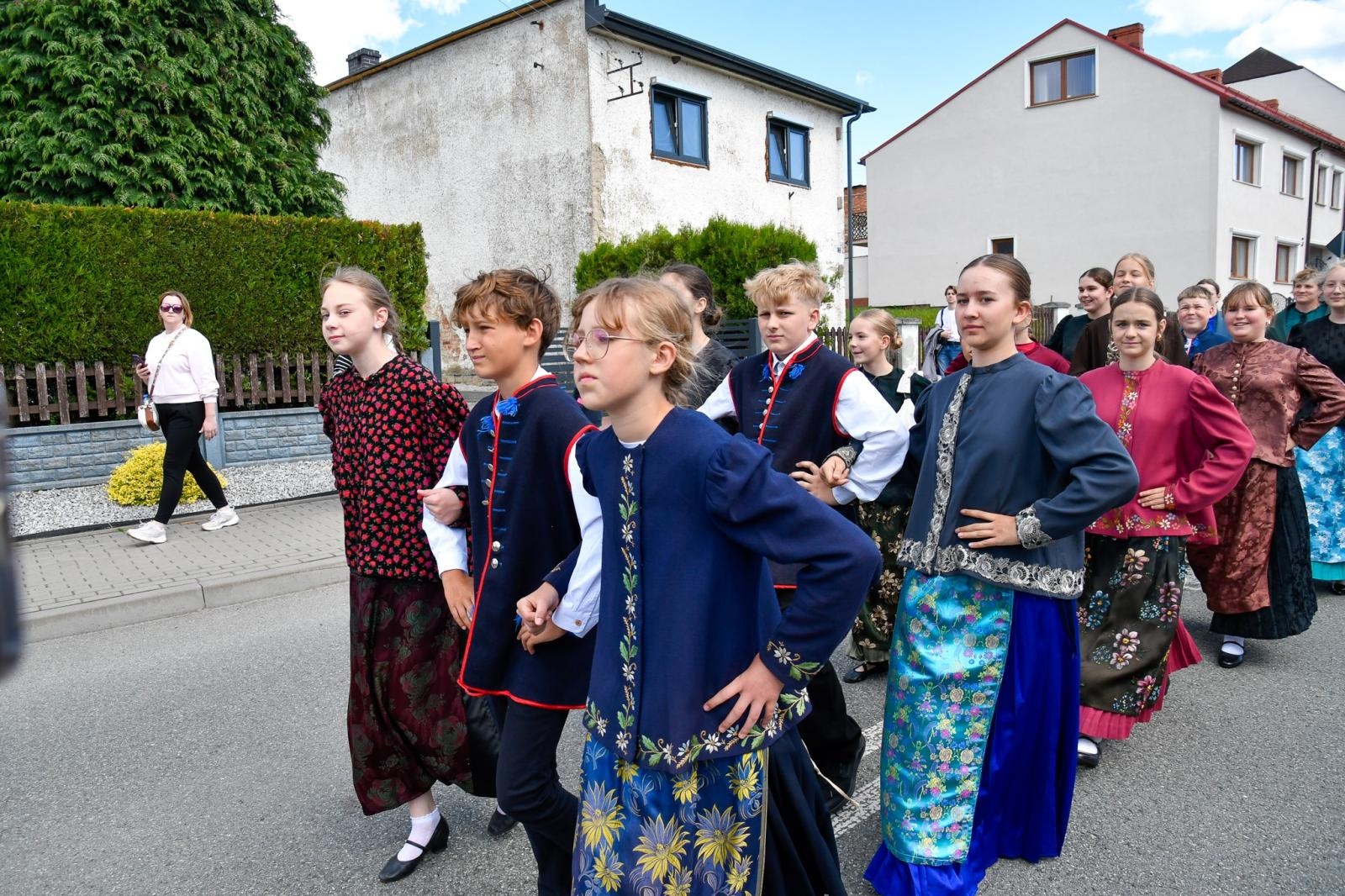 Zdjęcie w galerii na portalu naszraciborz.pl: Powitanie lata pod zamkiem. Orkiestry dęte i młode talenty wystąpiły w Tworkowie wiadomości z regionu
