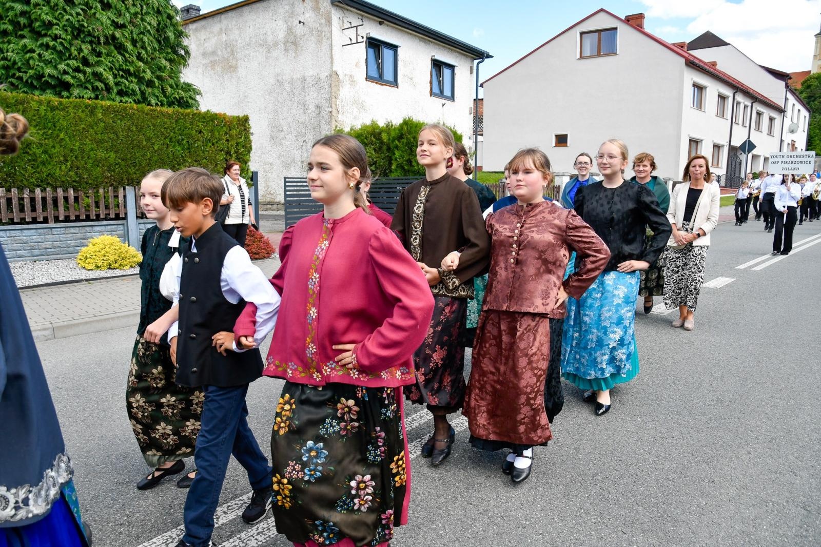 Zdjęcie w galerii na portalu naszraciborz.pl: Powitanie lata pod zamkiem. Orkiestry dęte i młode talenty wystąpiły w Tworkowie wiadomości z regionu