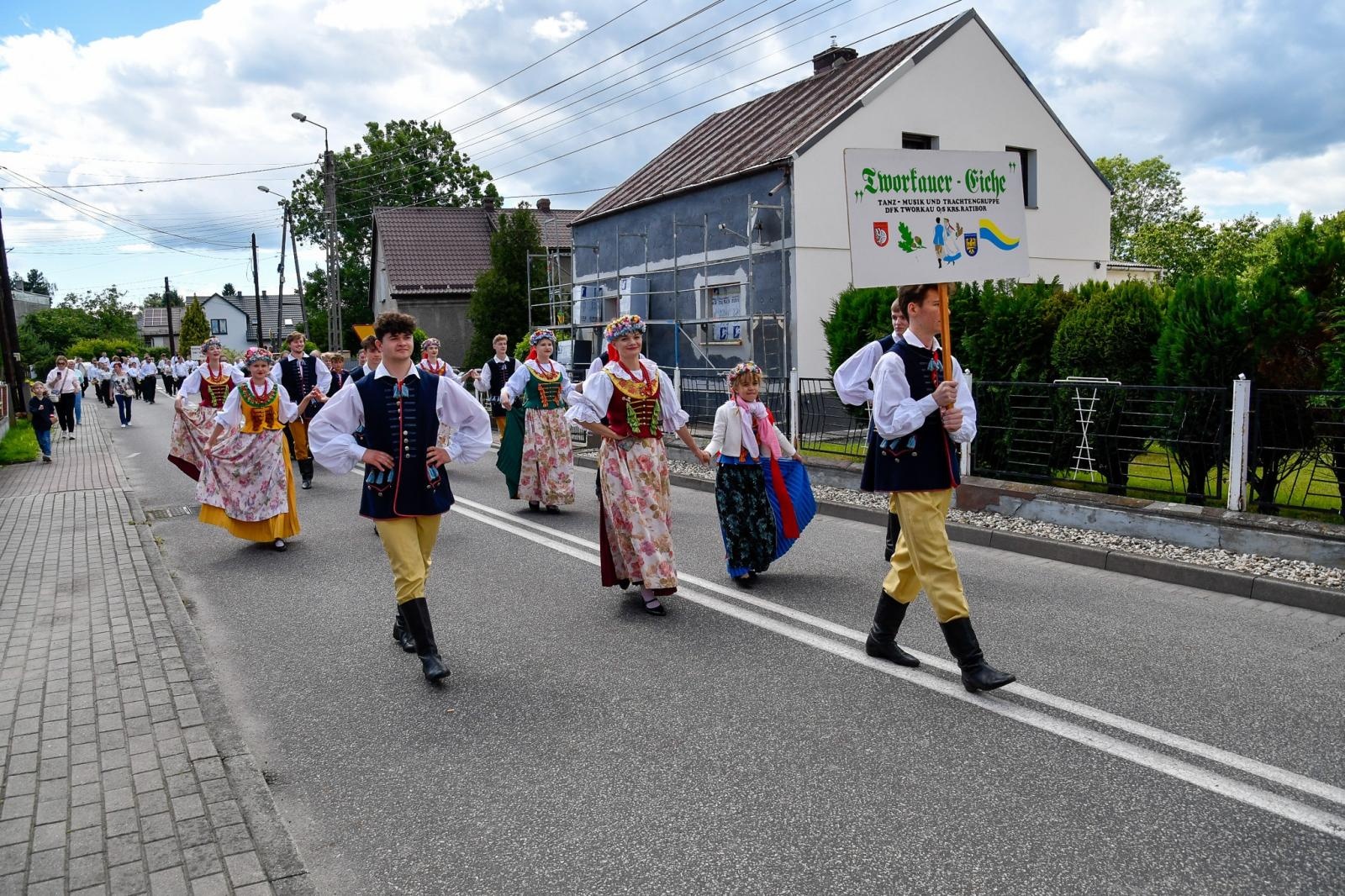 Zdjęcie w galerii na portalu naszraciborz.pl: Powitanie lata pod zamkiem. Orkiestry dęte i młode talenty wystąpiły w Tworkowie wiadomości z regionu