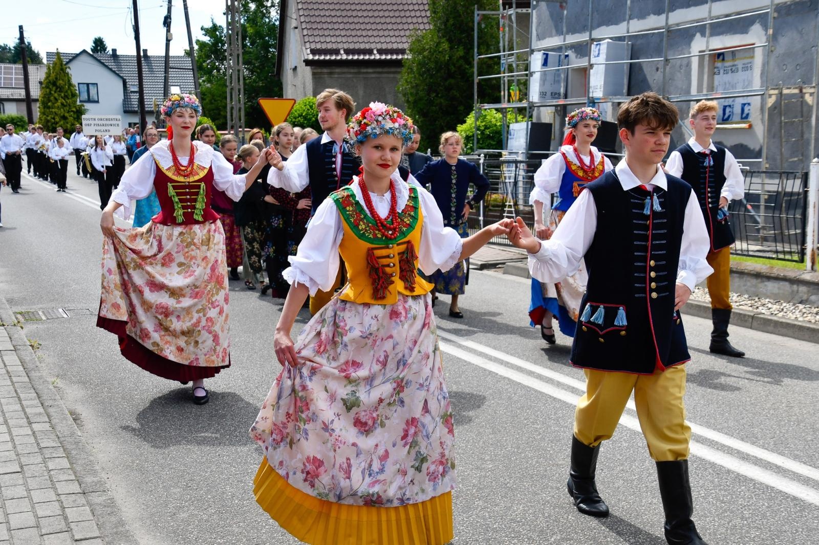 Zdjęcie w galerii na portalu naszraciborz.pl: Powitanie lata pod zamkiem. Orkiestry dęte i młode talenty wystąpiły w Tworkowie wiadomości z regionu