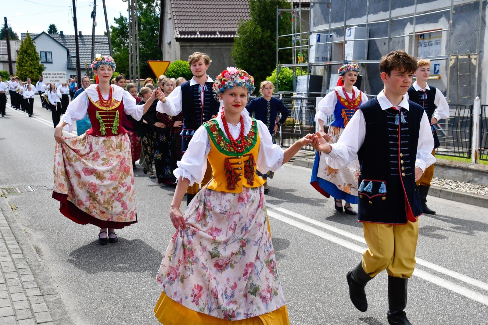 Zdjęcie w galerii na portalu naszraciborz.pl: Powitanie lata pod zamkiem. Orkiestry dęte i młode talenty wystąpiły w Tworkowie wiadomości z regionu