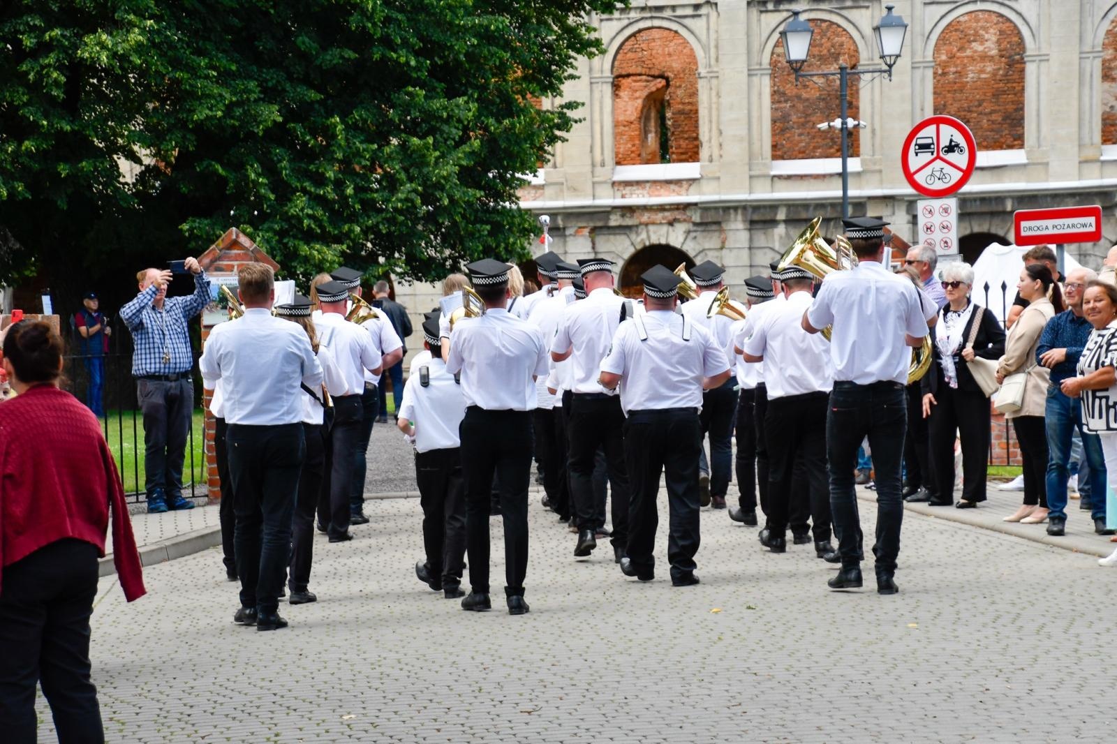 Zdjęcie w galerii na portalu naszraciborz.pl: Powitanie lata pod zamkiem. Orkiestry dęte i młode talenty wystąpiły w Tworkowie wiadomości z regionu
