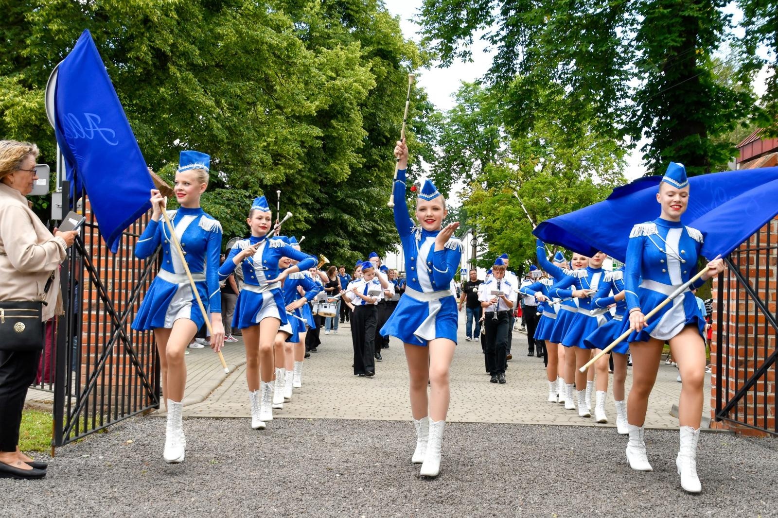 Zdjęcie w galerii na portalu naszraciborz.pl: Powitanie lata pod zamkiem. Orkiestry dęte i młode talenty wystąpiły w Tworkowie wiadomości z regionu