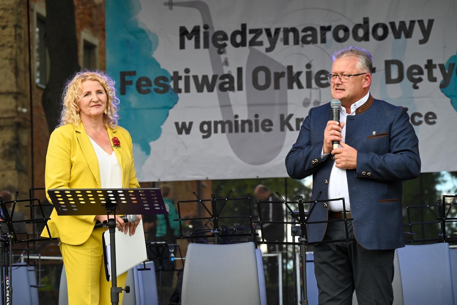 Zdjęcie w galerii na portalu naszraciborz.pl: Powitanie lata pod zamkiem. Orkiestry dęte i młode talenty wystąpiły w Tworkowie wiadomości z regionu