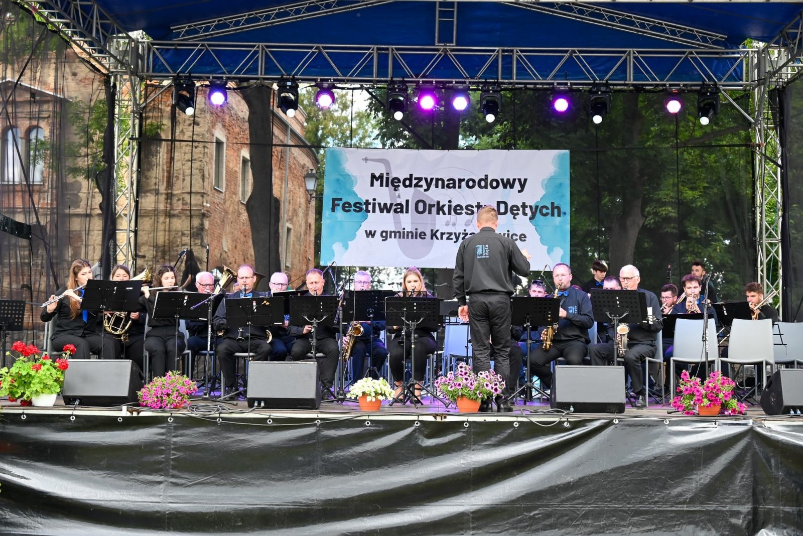 Zdjęcie w galerii na portalu naszraciborz.pl: Powitanie lata pod zamkiem. Orkiestry dęte i młode talenty wystąpiły w Tworkowie wiadomości z regionu