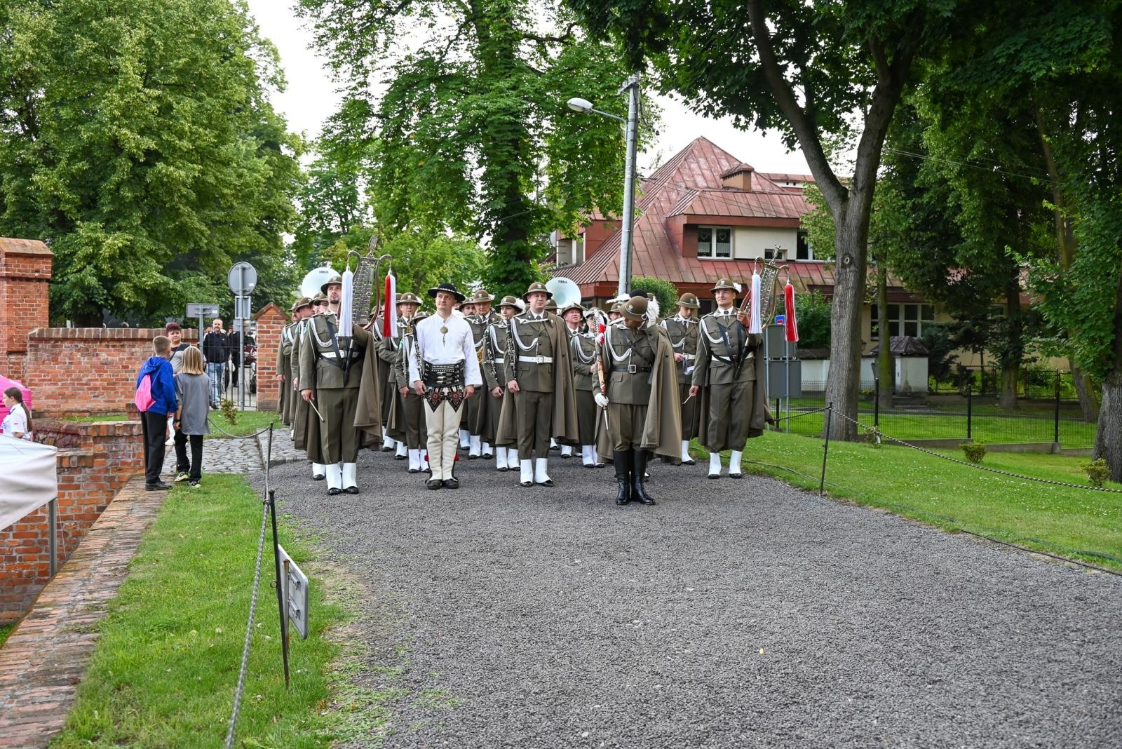 Zdjęcie w galerii na portalu naszraciborz.pl: Powitanie lata pod zamkiem. Orkiestry dęte i młode talenty wystąpiły w Tworkowie wiadomości z regionu