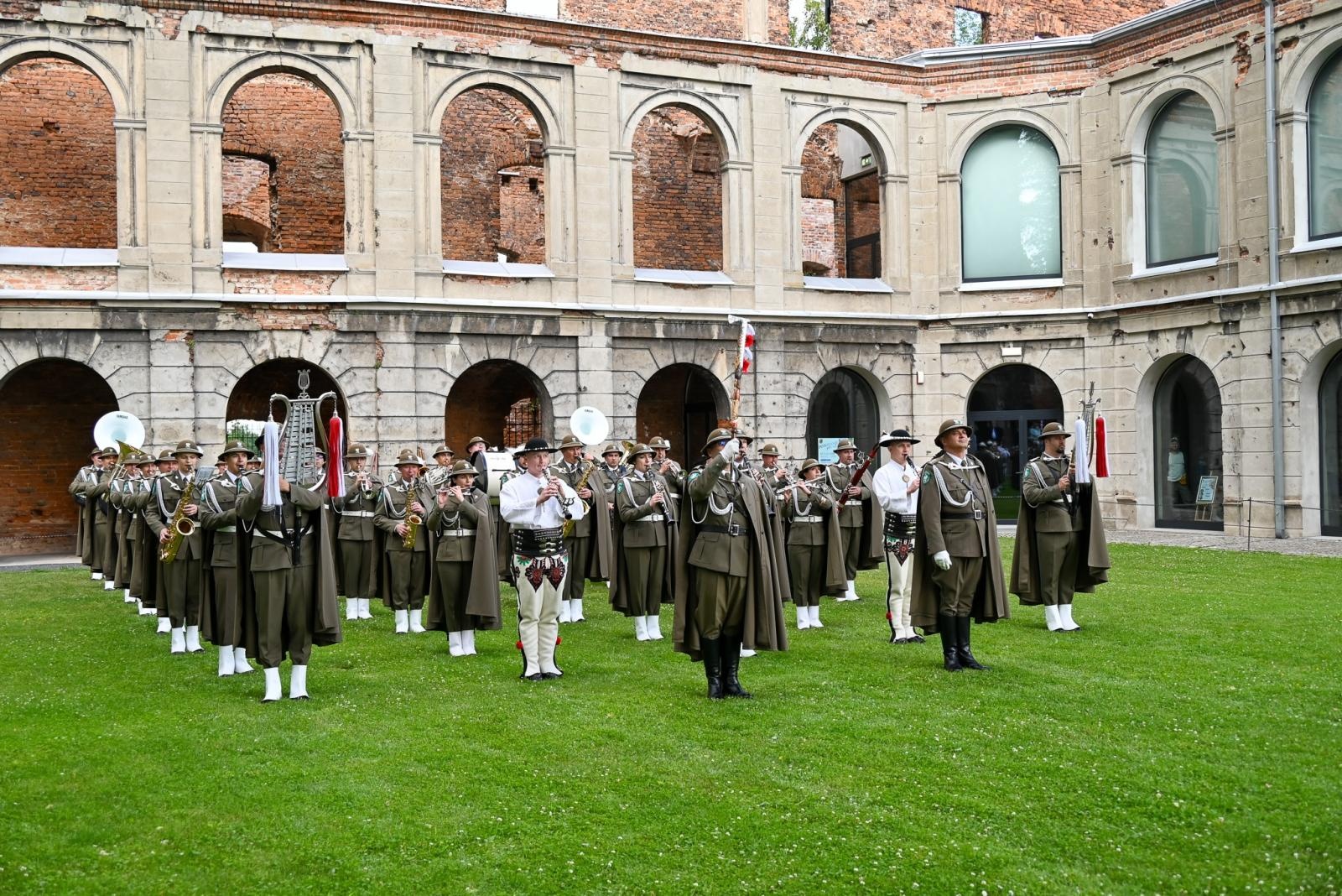Zdjęcie w galerii na portalu naszraciborz.pl: Powitanie lata pod zamkiem. Orkiestry dęte i młode talenty wystąpiły w Tworkowie wiadomości z regionu