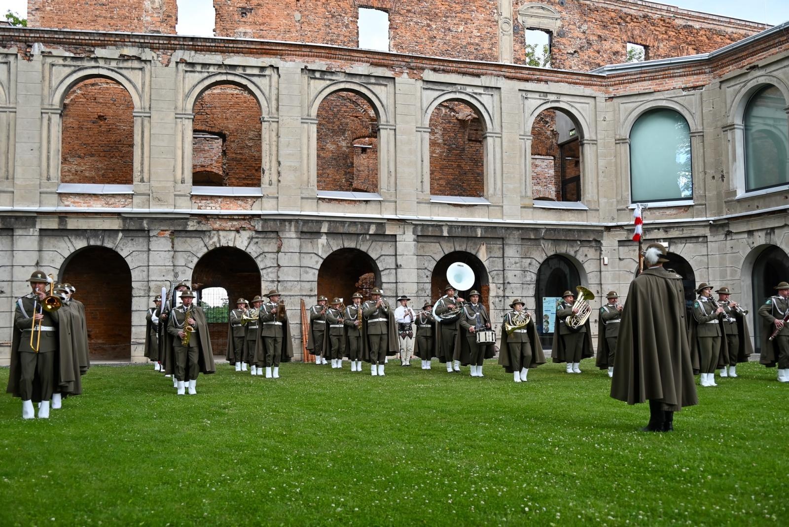 Zdjęcie w galerii na portalu naszraciborz.pl: Powitanie lata pod zamkiem. Orkiestry dęte i młode talenty wystąpiły w Tworkowie wiadomości z regionu