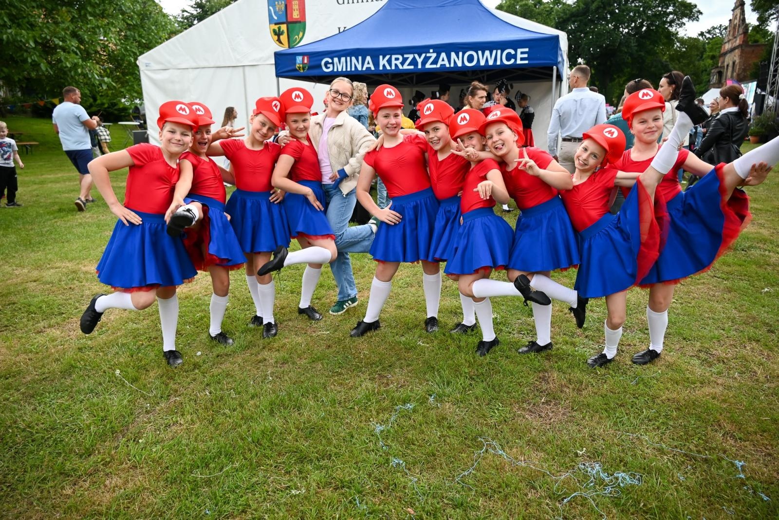 Zdjęcie w galerii na portalu naszraciborz.pl: Powitanie lata pod zamkiem. Orkiestry dęte i młode talenty wystąpiły w Tworkowie wiadomości z regionu