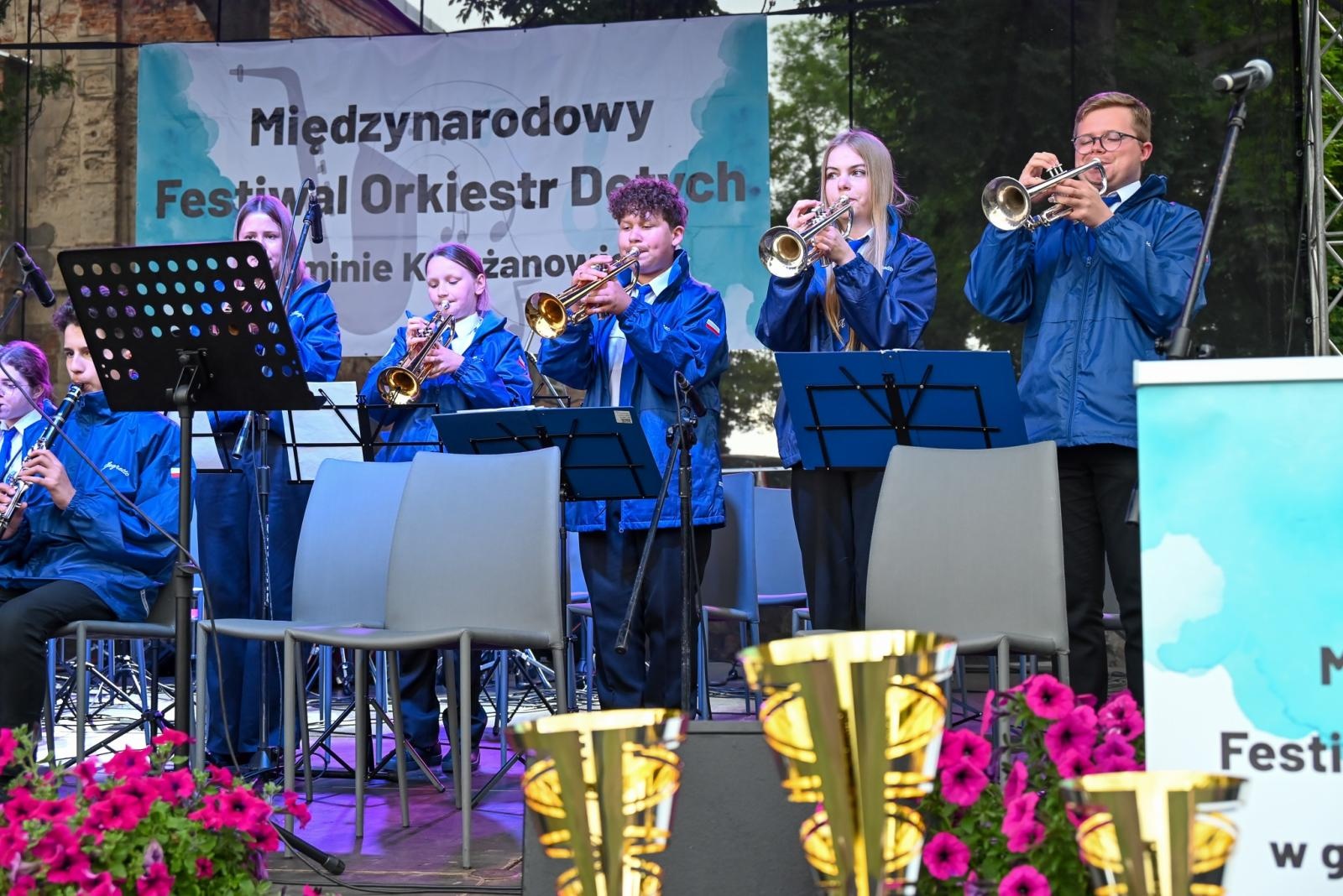 Zdjęcie w galerii na portalu naszraciborz.pl: Powitanie lata pod zamkiem. Orkiestry dęte i młode talenty wystąpiły w Tworkowie wiadomości z regionu