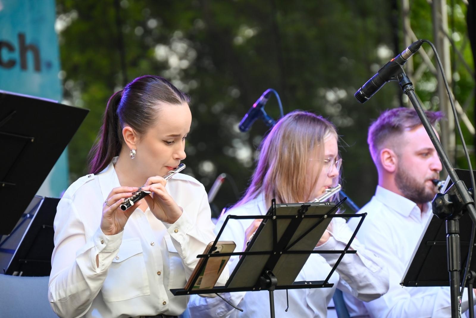 Zdjęcie w galerii na portalu naszraciborz.pl: Powitanie lata pod zamkiem. Orkiestry dęte i młode talenty wystąpiły w Tworkowie wiadomości z regionu