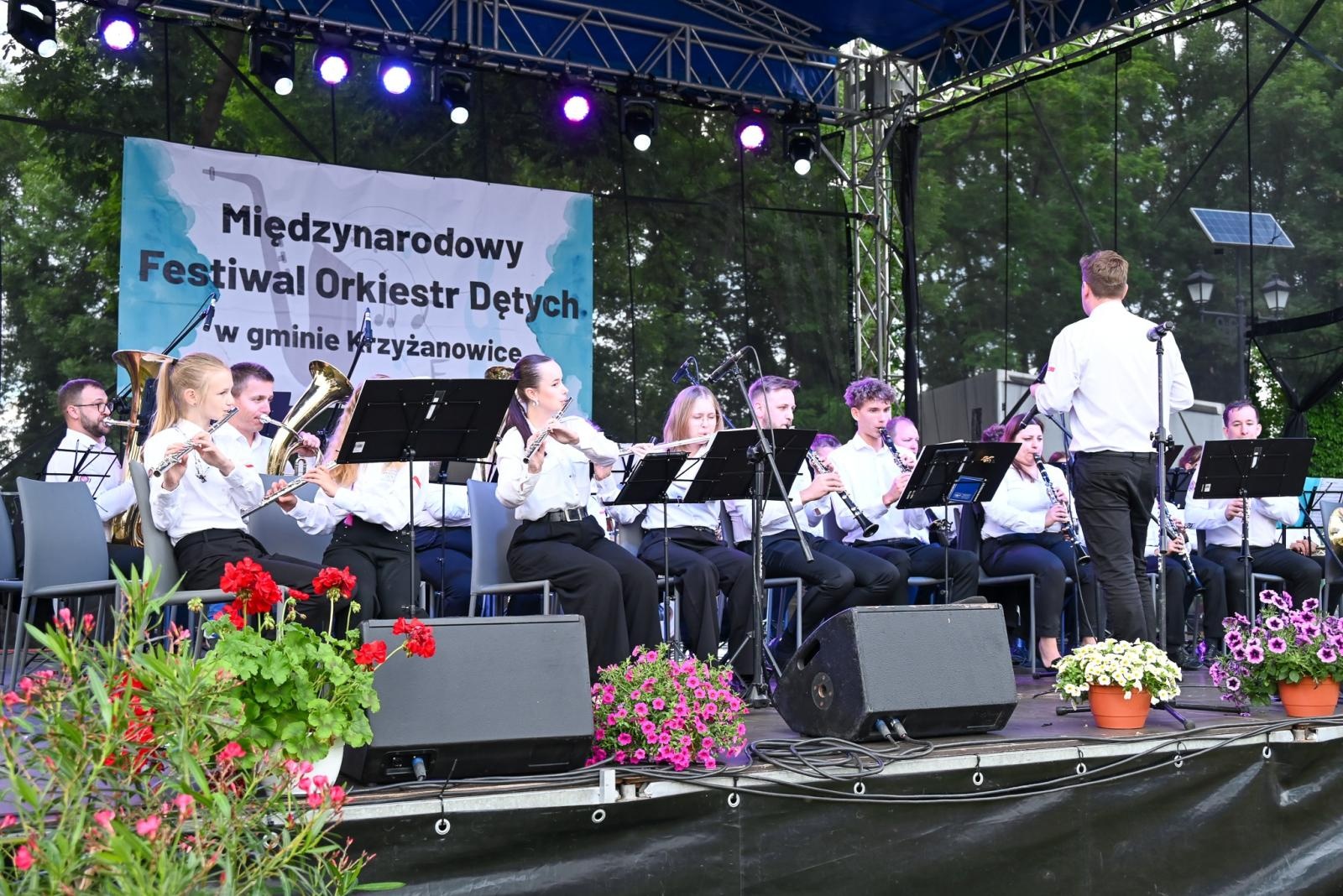 Zdjęcie w galerii na portalu naszraciborz.pl: Powitanie lata pod zamkiem. Orkiestry dęte i młode talenty wystąpiły w Tworkowie wiadomości z regionu