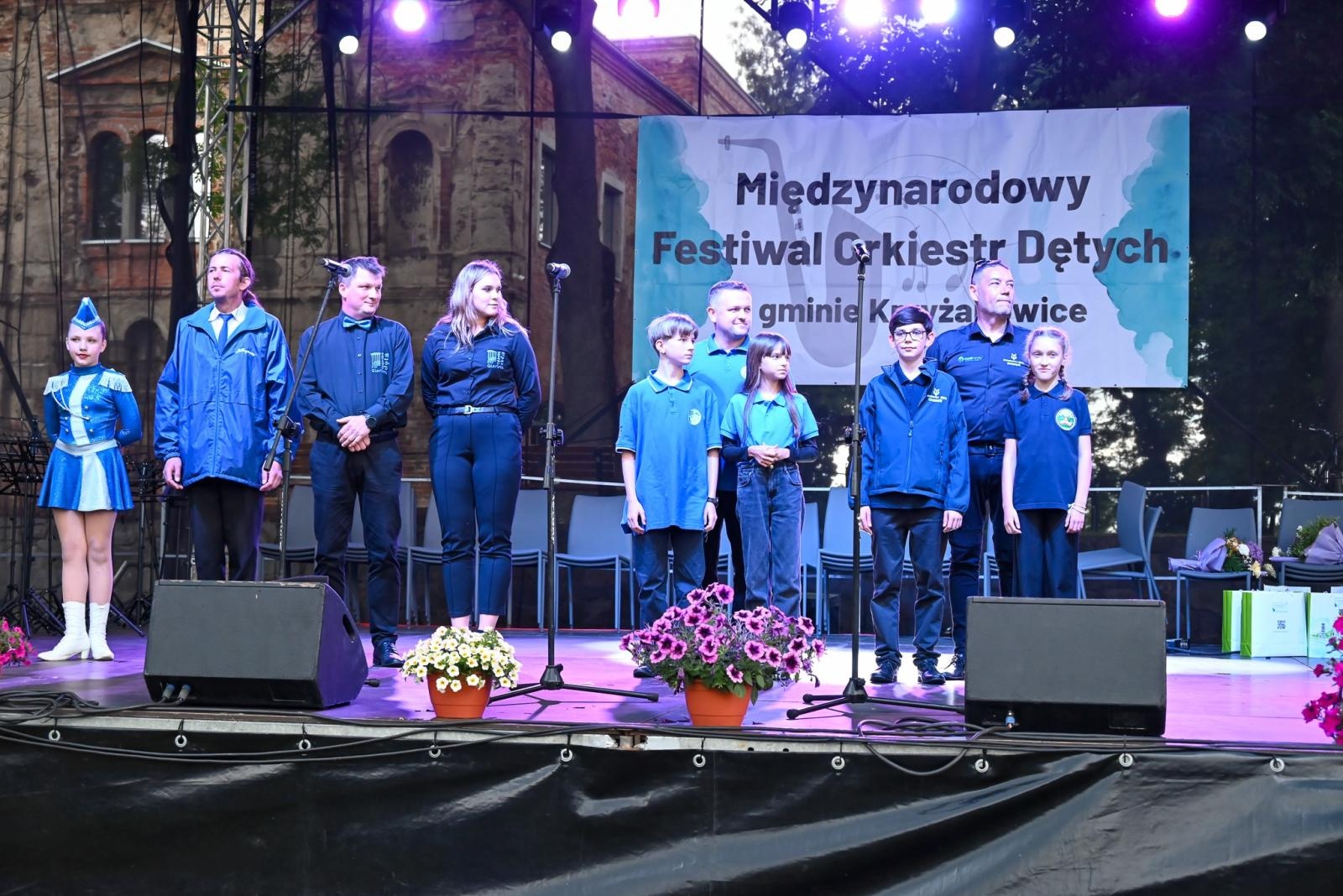 Zdjęcie w galerii na portalu naszraciborz.pl: Powitanie lata pod zamkiem. Orkiestry dęte i młode talenty wystąpiły w Tworkowie wiadomości z regionu