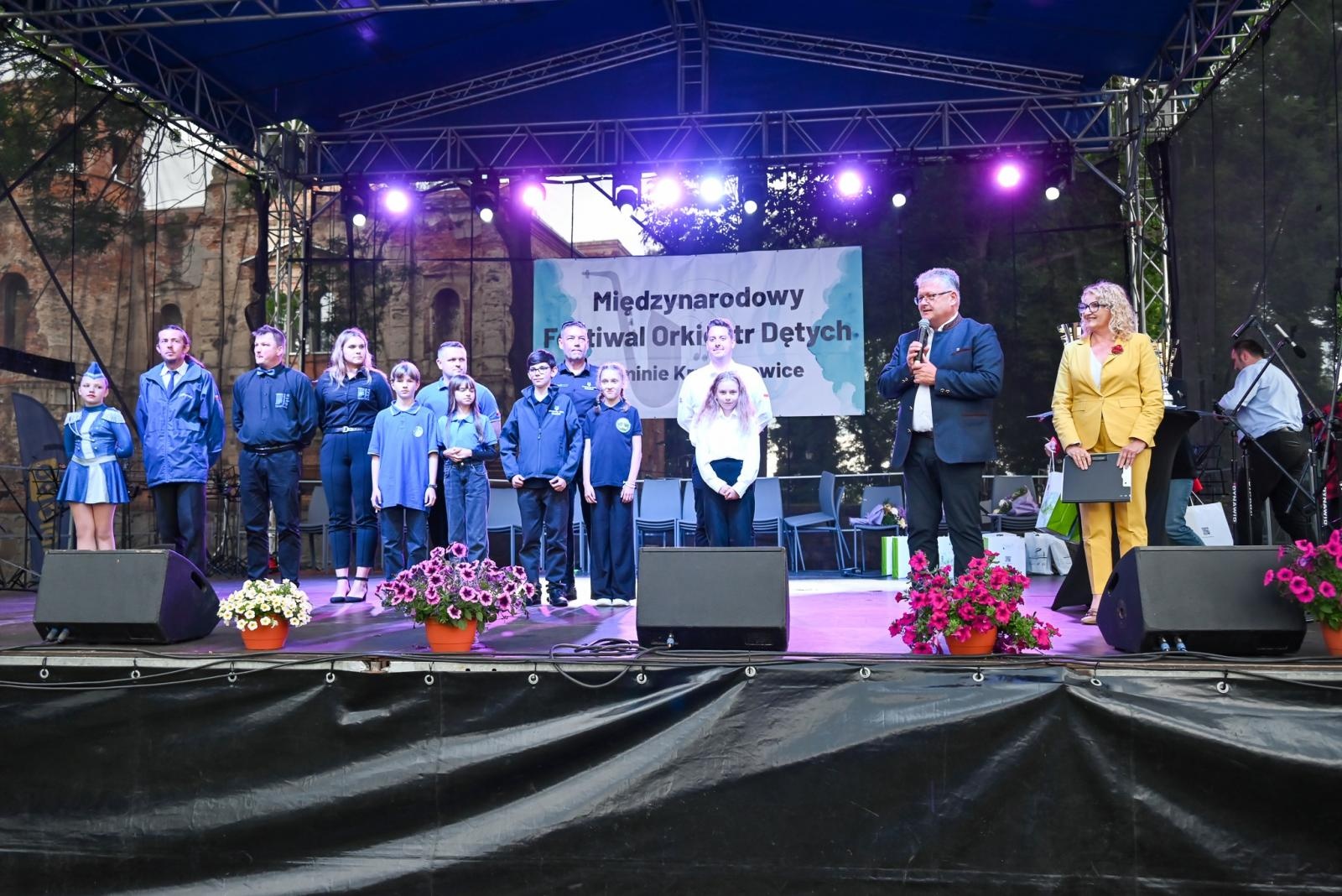 Zdjęcie w galerii na portalu naszraciborz.pl: Powitanie lata pod zamkiem. Orkiestry dęte i młode talenty wystąpiły w Tworkowie wiadomości z regionu