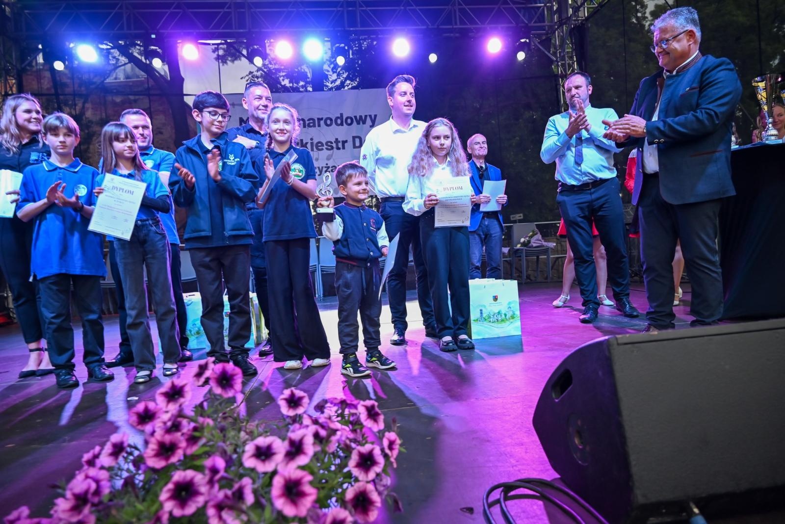 Zdjęcie w galerii na portalu naszraciborz.pl: Powitanie lata pod zamkiem. Orkiestry dęte i młode talenty wystąpiły w Tworkowie wiadomości z regionu