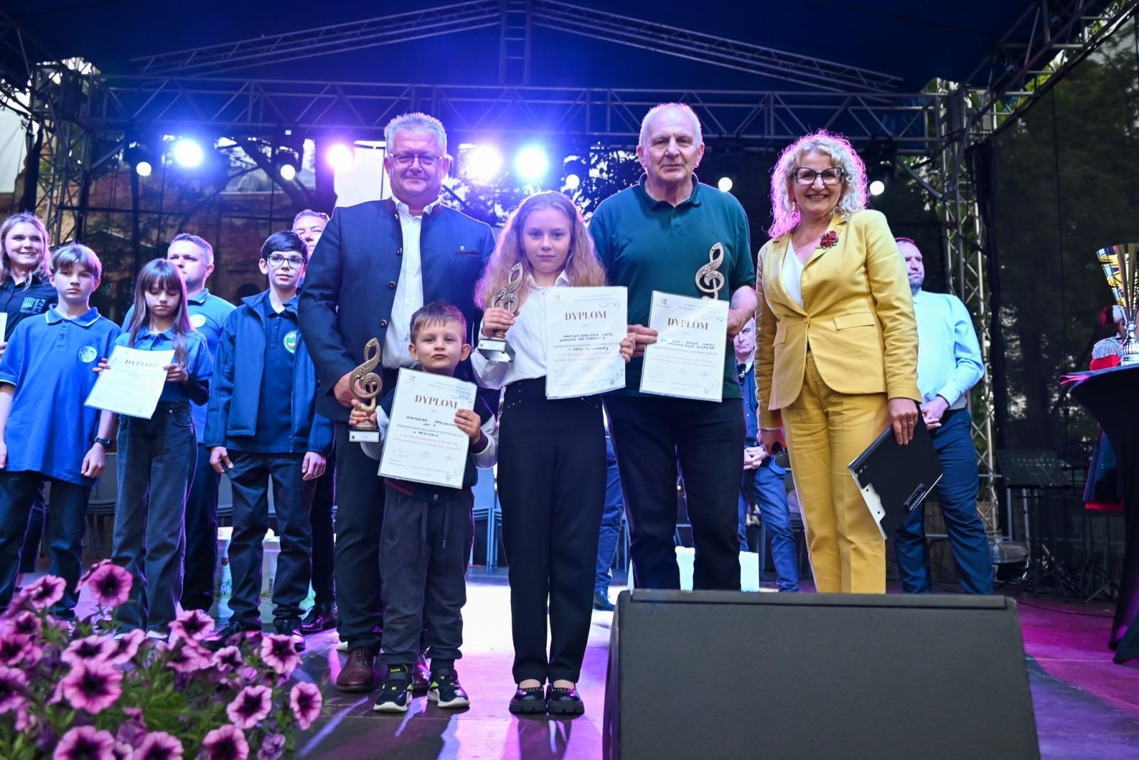 Zdjęcie w galerii na portalu naszraciborz.pl: Powitanie lata pod zamkiem. Orkiestry dęte i młode talenty wystąpiły w Tworkowie wiadomości z regionu