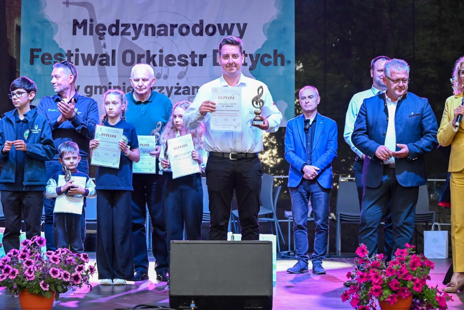 Zdjęcie w galerii na portalu naszraciborz.pl: Powitanie lata pod zamkiem. Orkiestry dęte i młode talenty wystąpiły w Tworkowie wiadomości z regionu