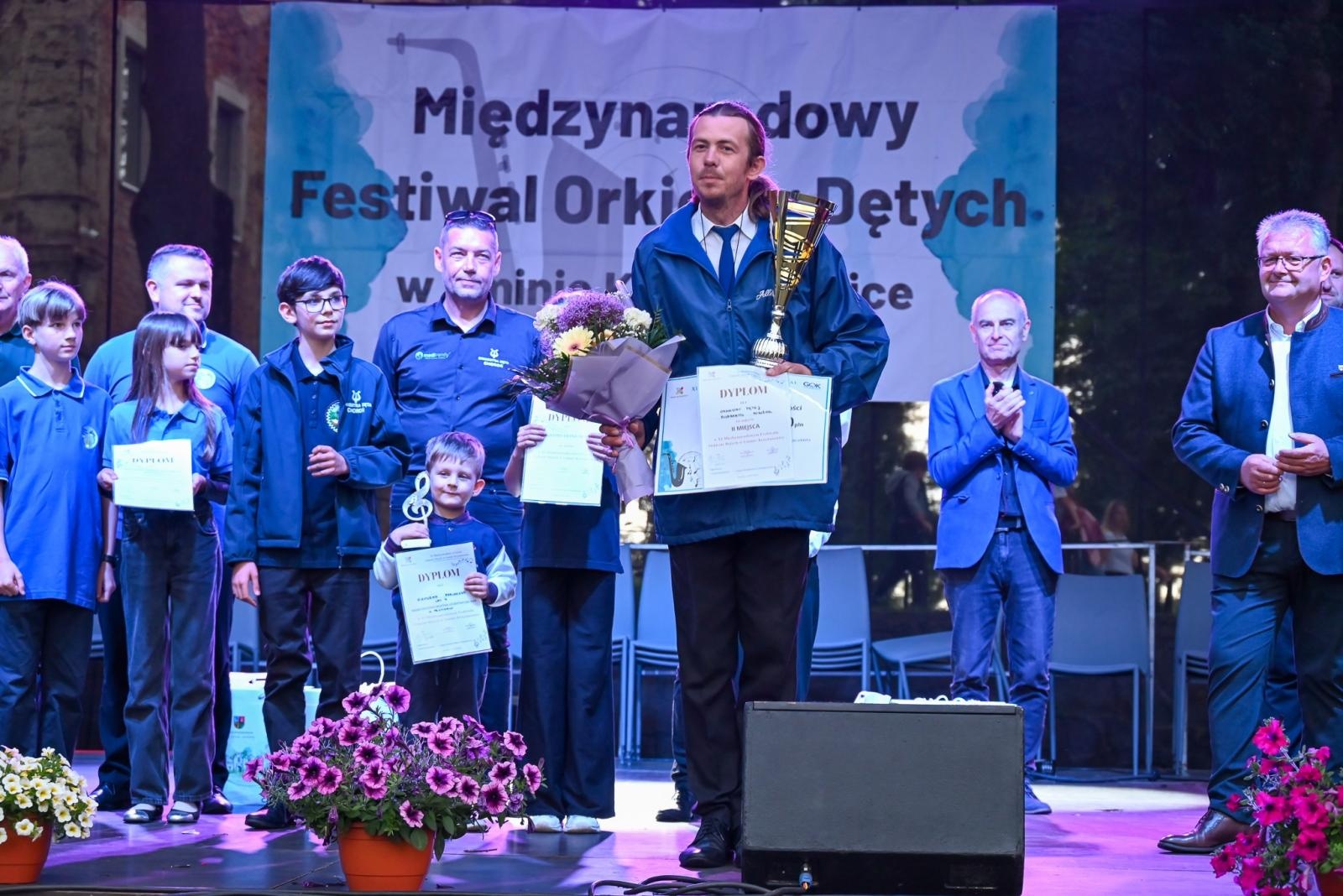 Zdjęcie w galerii na portalu naszraciborz.pl: Powitanie lata pod zamkiem. Orkiestry dęte i młode talenty wystąpiły w Tworkowie wiadomości z regionu
