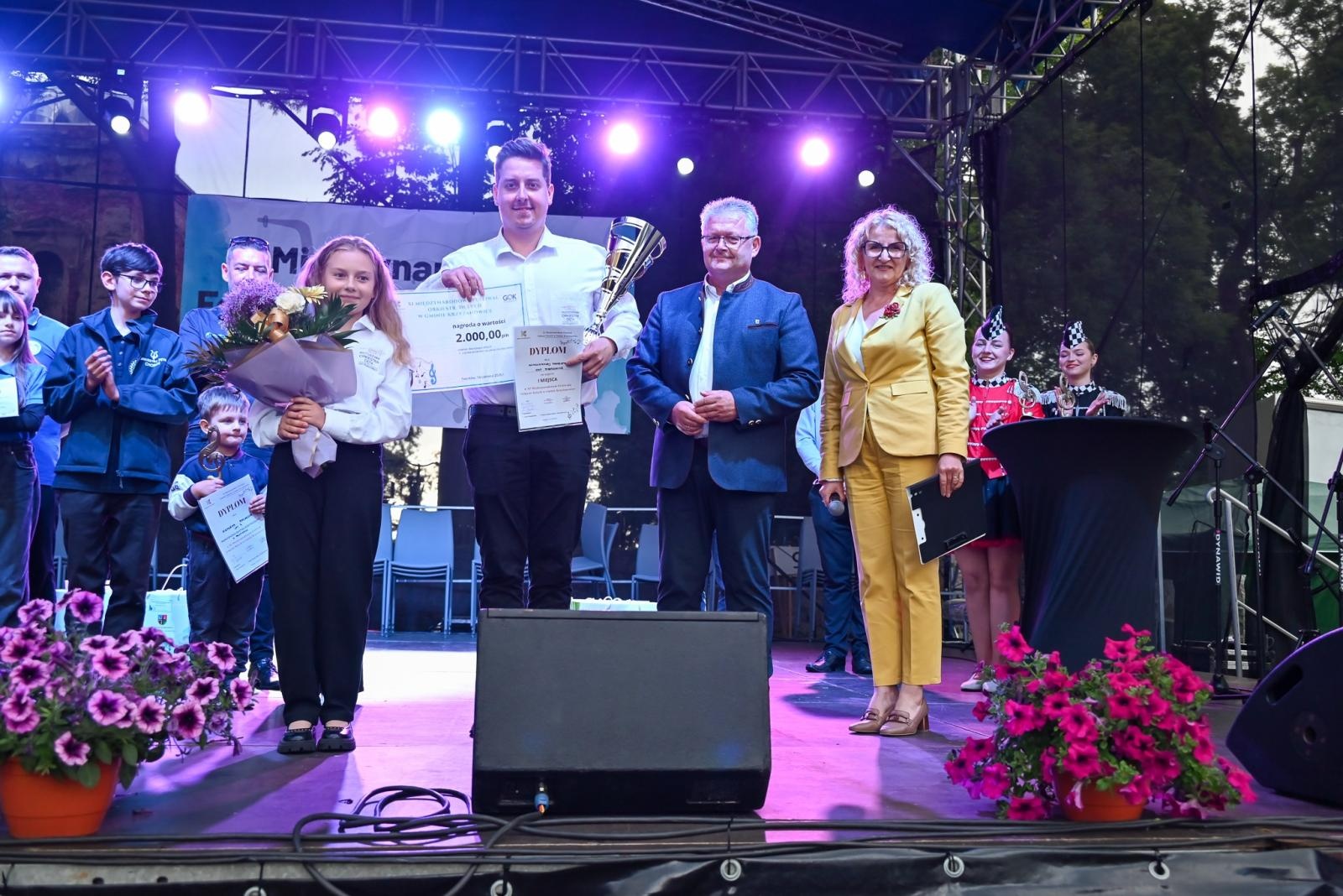 Zdjęcie w galerii na portalu naszraciborz.pl: Powitanie lata pod zamkiem. Orkiestry dęte i młode talenty wystąpiły w Tworkowie wiadomości z regionu