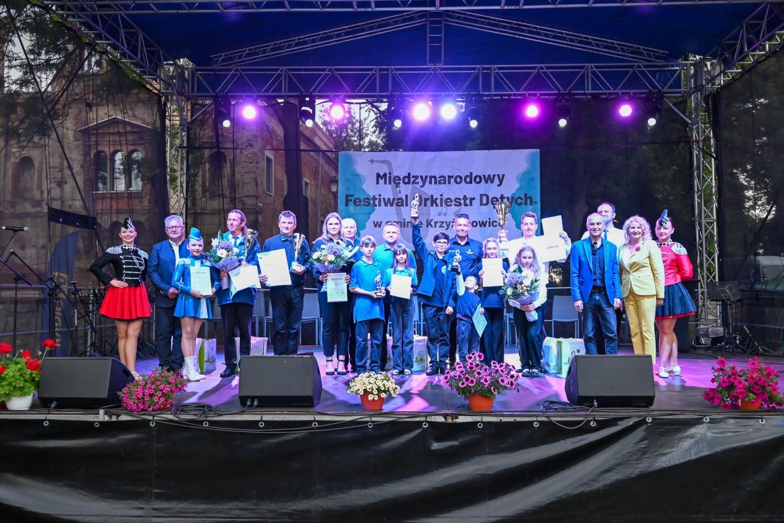 Zdjęcie w galerii na portalu naszraciborz.pl: Powitanie lata pod zamkiem. Orkiestry dęte i młode talenty wystąpiły w Tworkowie wiadomości z regionu