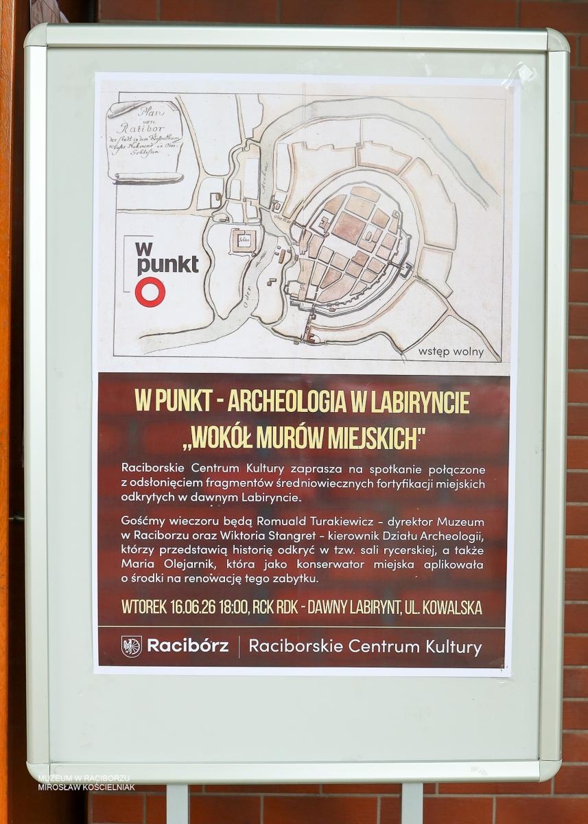 Zdjęcie w galerii na portalu naszraciborz.pl: Średniowieczny mur w RCK udostępniony zwiedzającym. Zakończono konserwację zabytku w dawnym Labiryncie wiadomości z regionu