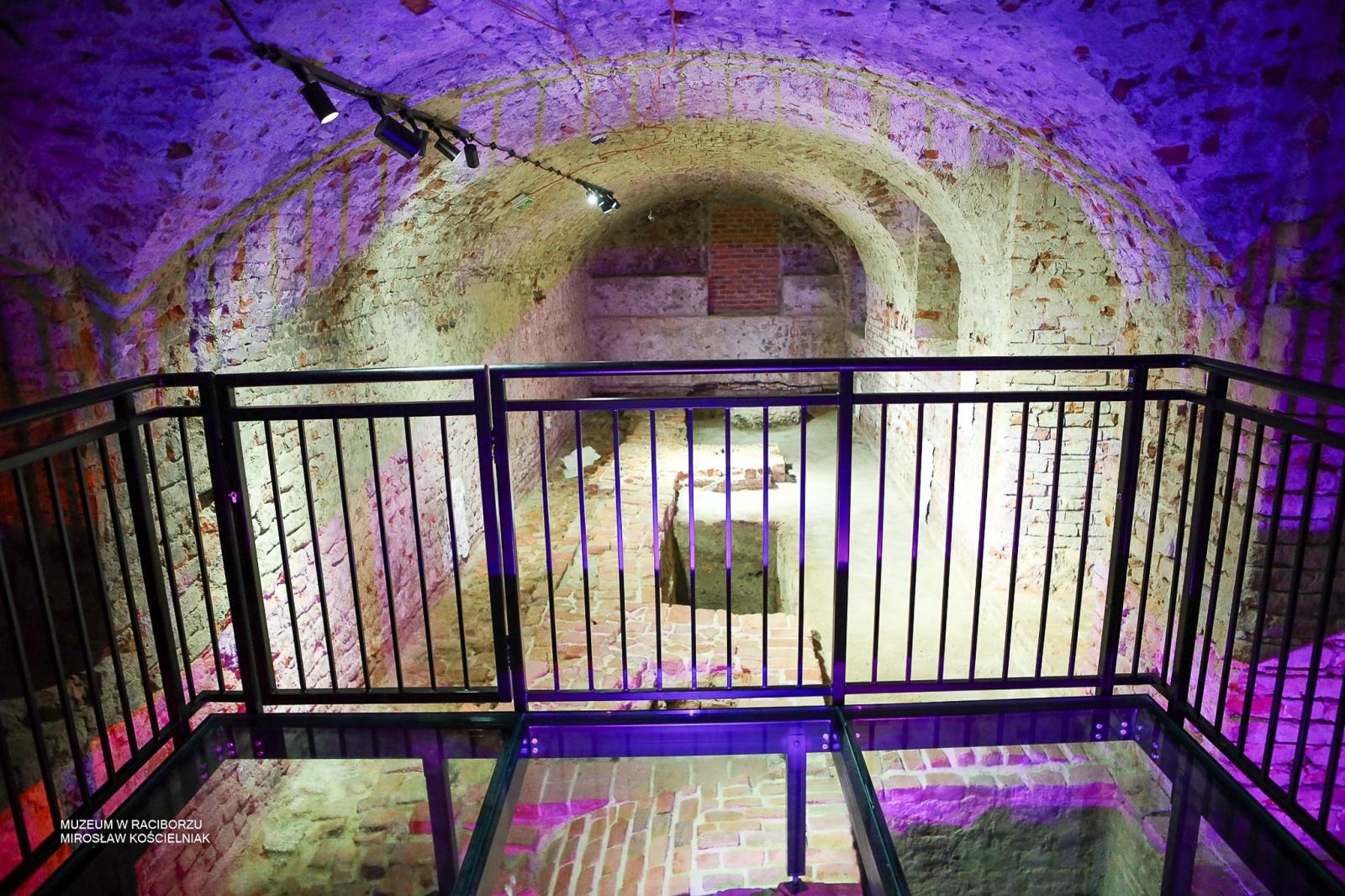 Zdjęcie w galerii na portalu naszraciborz.pl: Średniowieczny mur w RCK udostępniony zwiedzającym. Zakończono konserwację zabytku w dawnym Labiryncie wiadomości z regionu