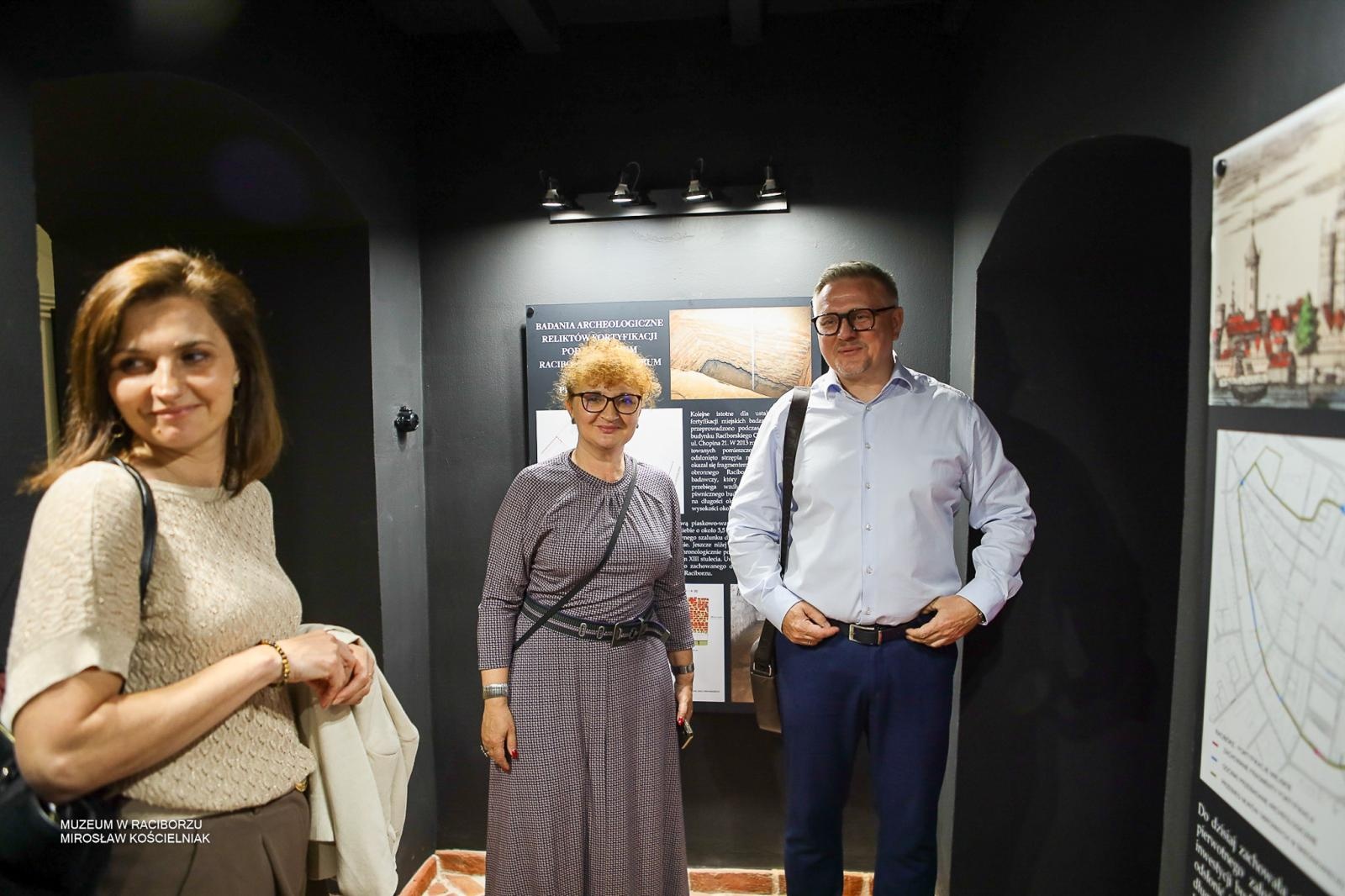 Zdjęcie w galerii na portalu naszraciborz.pl: Średniowieczny mur w RCK udostępniony zwiedzającym. Zakończono konserwację zabytku w dawnym Labiryncie wiadomości z regionu