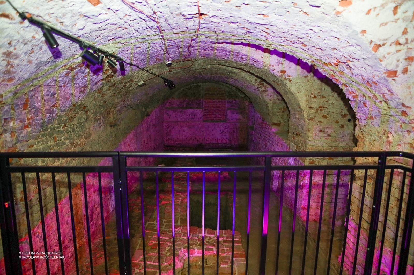Zdjęcie w galerii na portalu naszraciborz.pl: Średniowieczny mur w RCK udostępniony zwiedzającym. Zakończono konserwację zabytku w dawnym Labiryncie wiadomości z regionu