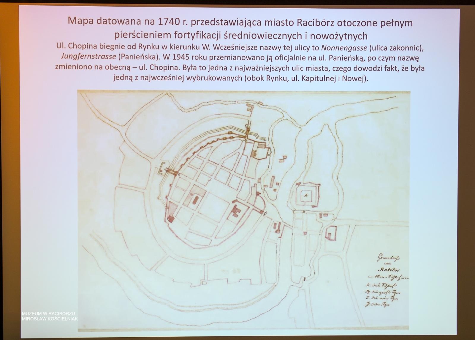 Zdjęcie w galerii na portalu naszraciborz.pl: Średniowieczny mur w RCK udostępniony zwiedzającym. Zakończono konserwację zabytku w dawnym Labiryncie wiadomości z regionu