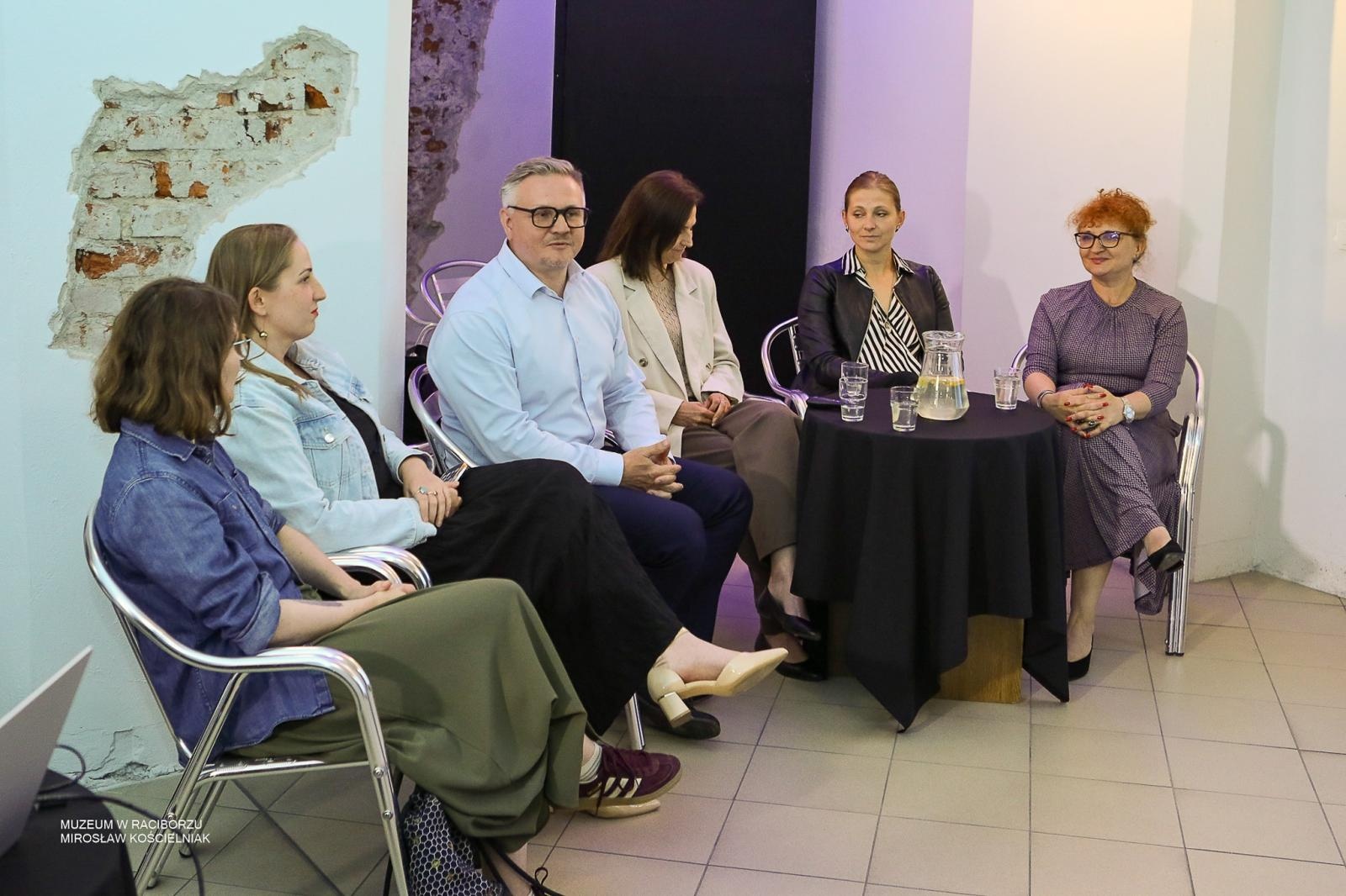 Zdjęcie w galerii na portalu naszraciborz.pl: Średniowieczny mur w RCK udostępniony zwiedzającym. Zakończono konserwację zabytku w dawnym Labiryncie wiadomości z regionu